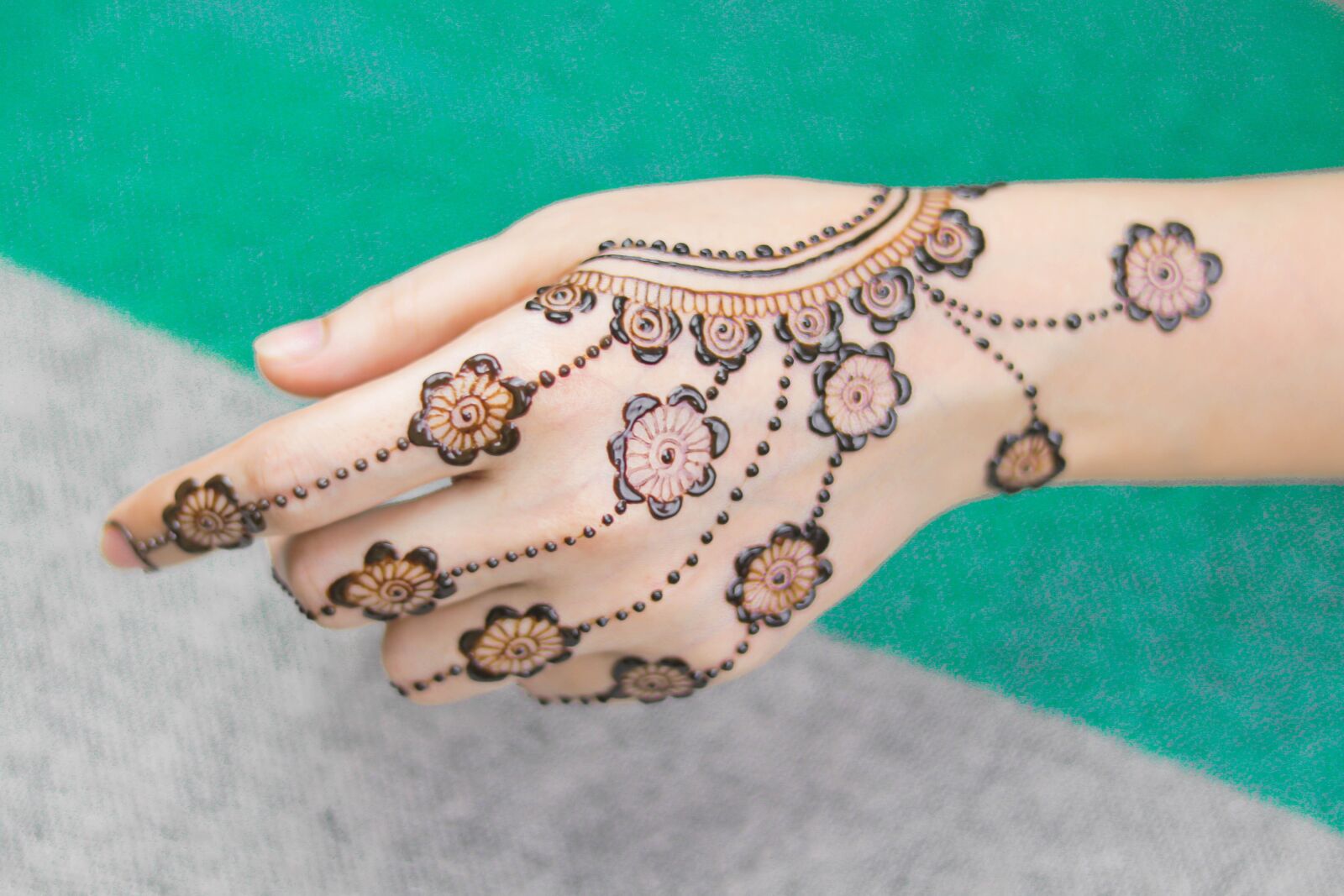 Canon EF 50mm F1.8 STM sample photo. Mehndi, bridal mehndi, body photography