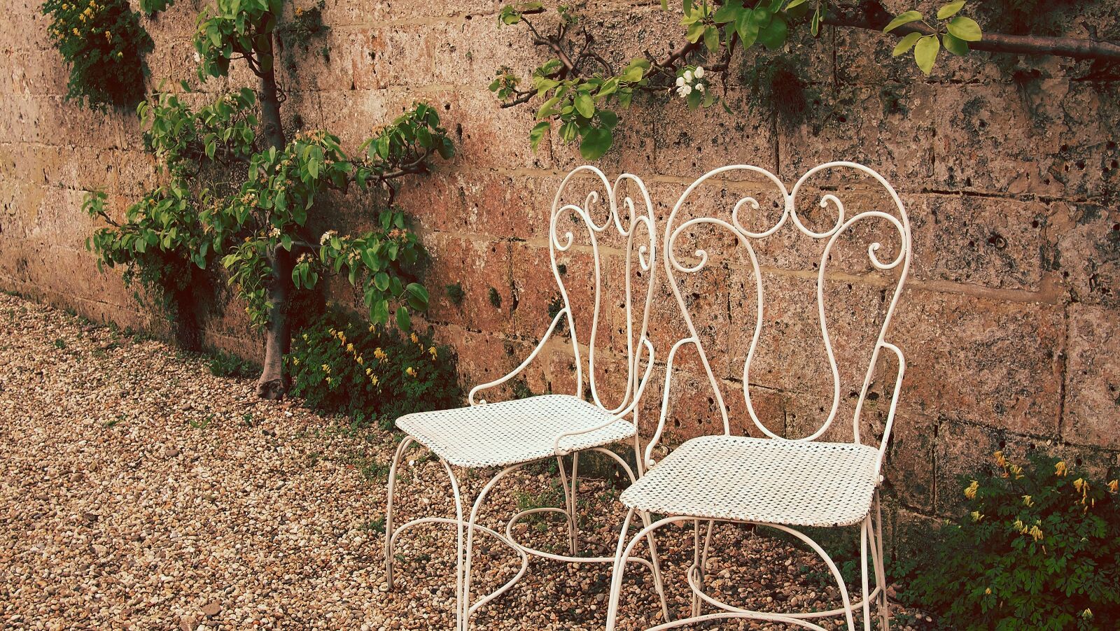 Olympus PEN E-PL1 sample photo. Chairs, garden set, classic photography