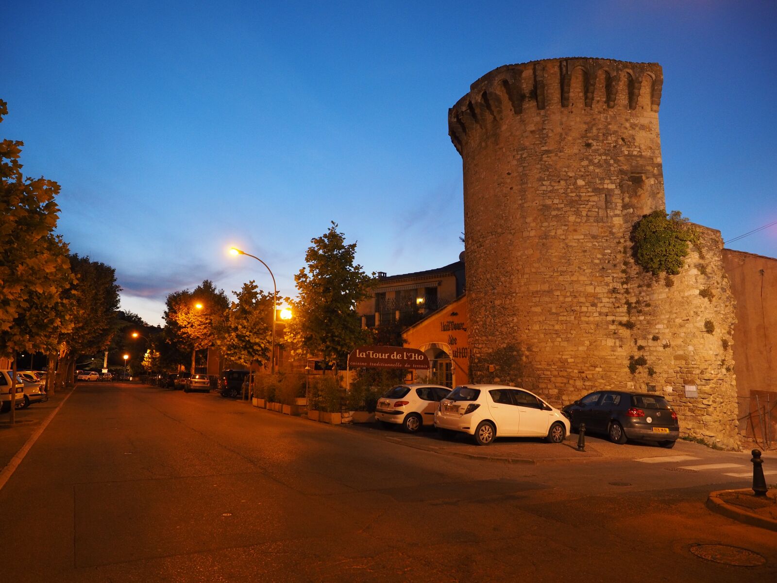 Olympus OM-D E-M1 + Olympus M.Zuiko Digital ED 12-40mm F2.8 Pro sample photo. Apt-en-luberon, apt, tower photography