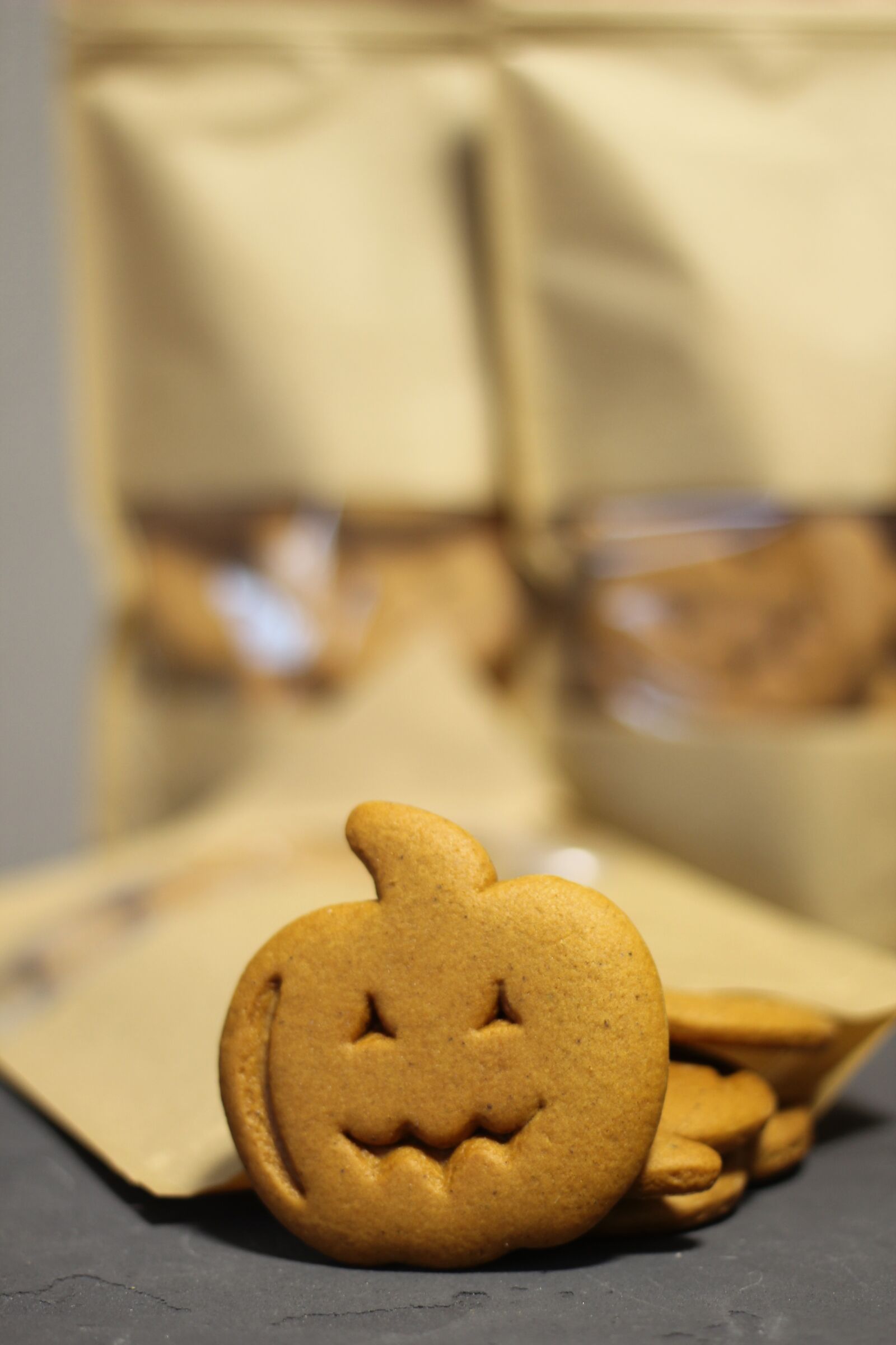 Canon EOS 600D (Rebel EOS T3i / EOS Kiss X5) + Canon EF 50mm F1.8 II sample photo. Halloween, cookies, dessert photography