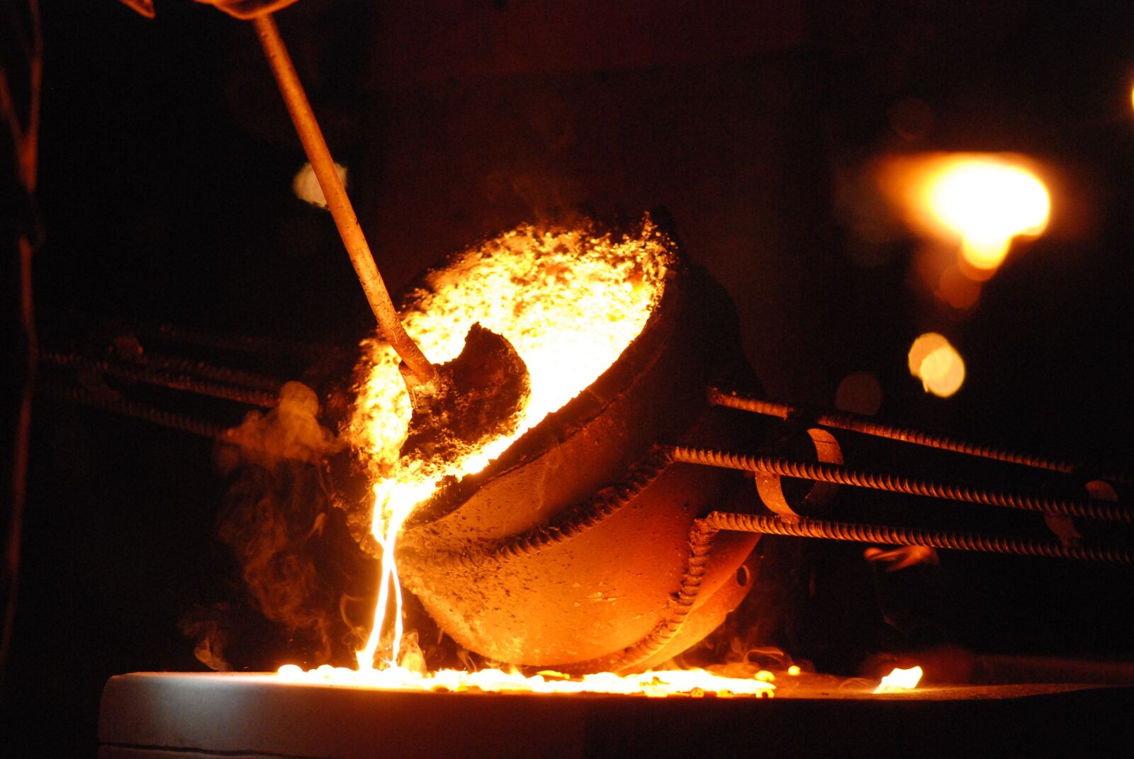 Nikon D80 sample photo. Iron pour, iron, hot photography
