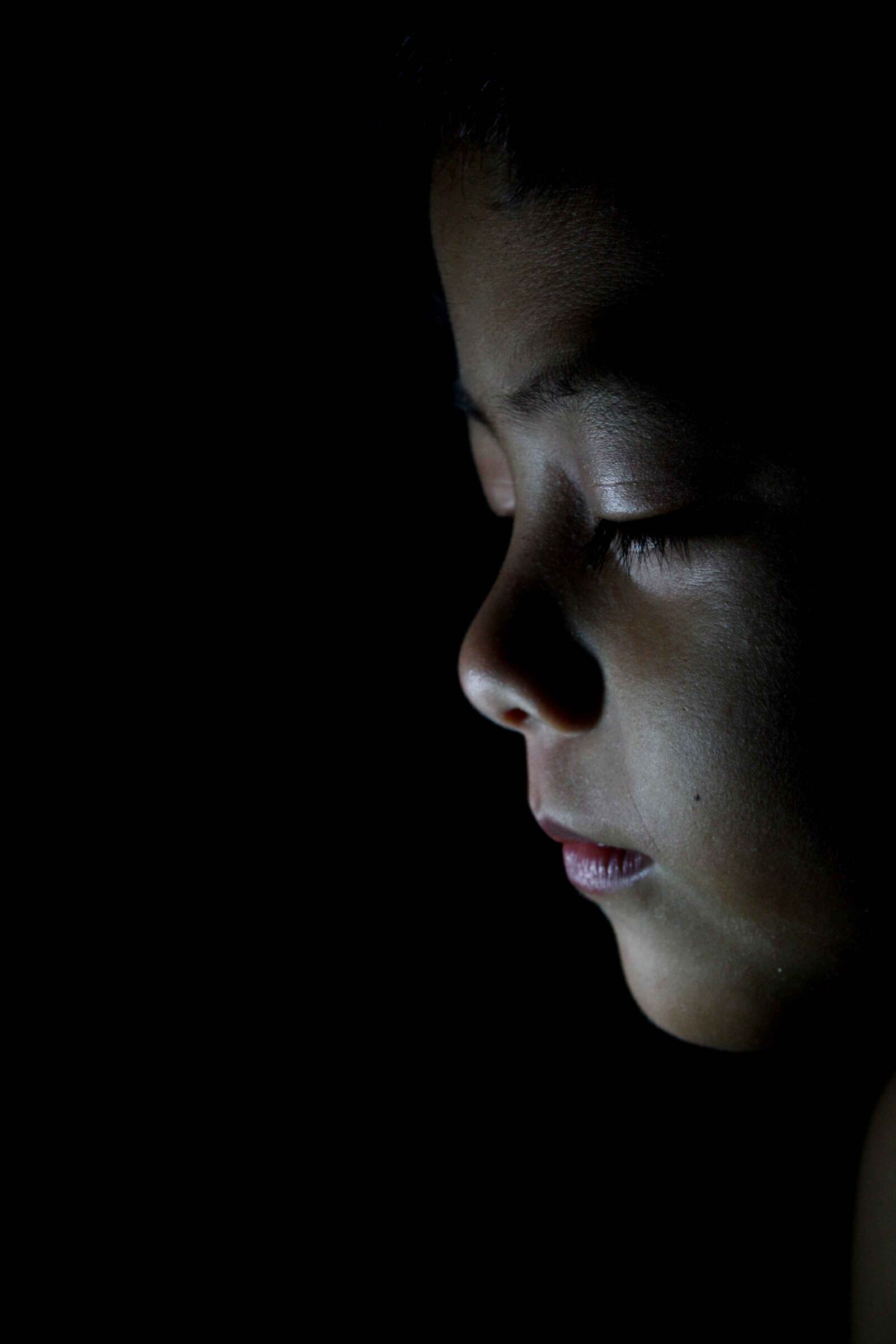 Canon EOS 1000D (EOS Digital Rebel XS / EOS Kiss F) sample photo. Portrait, dark, people, profile photography