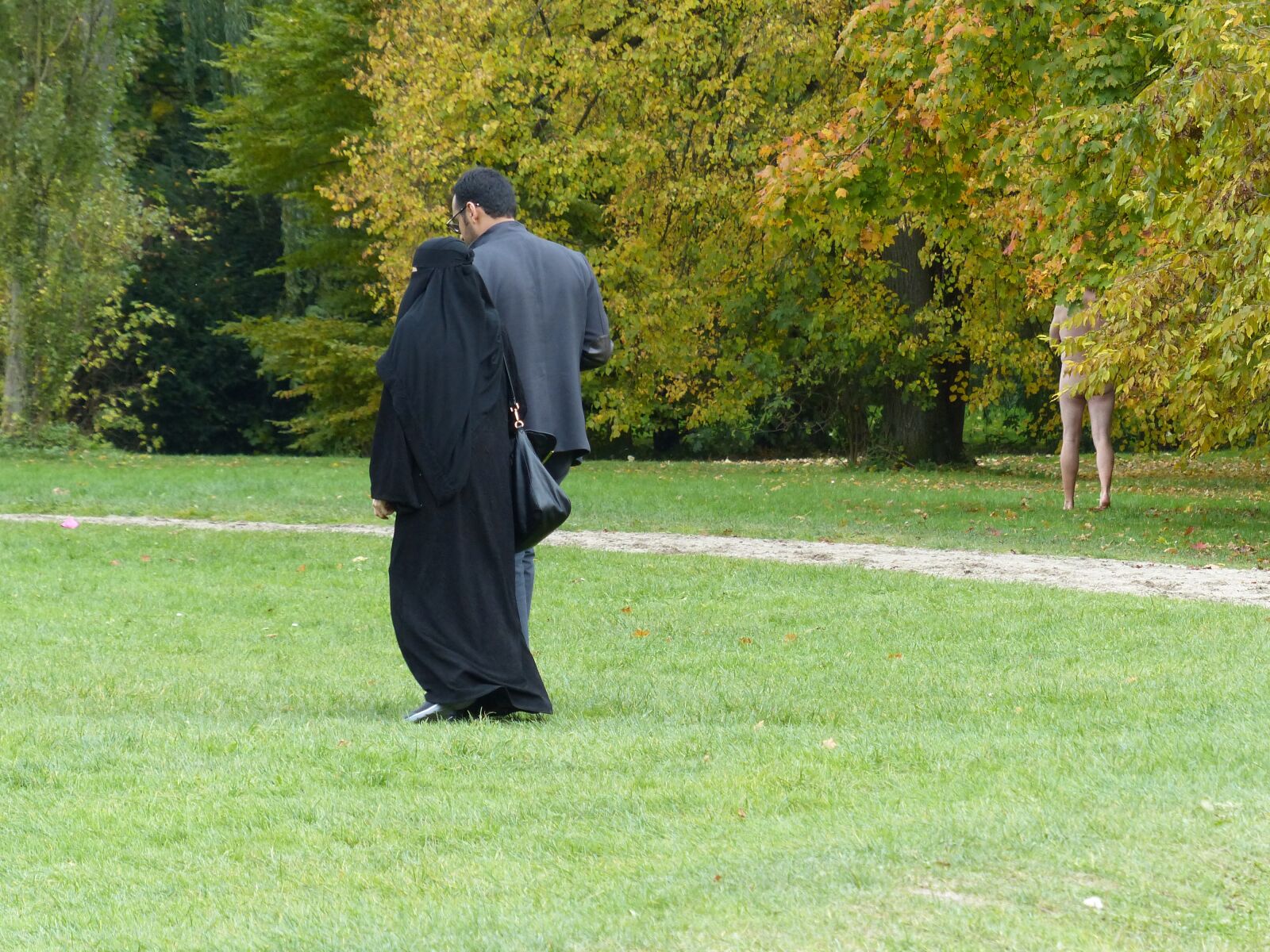 Panasonic Lumix DMC-FZ200 sample photo. Muslim, english garden, munich photography