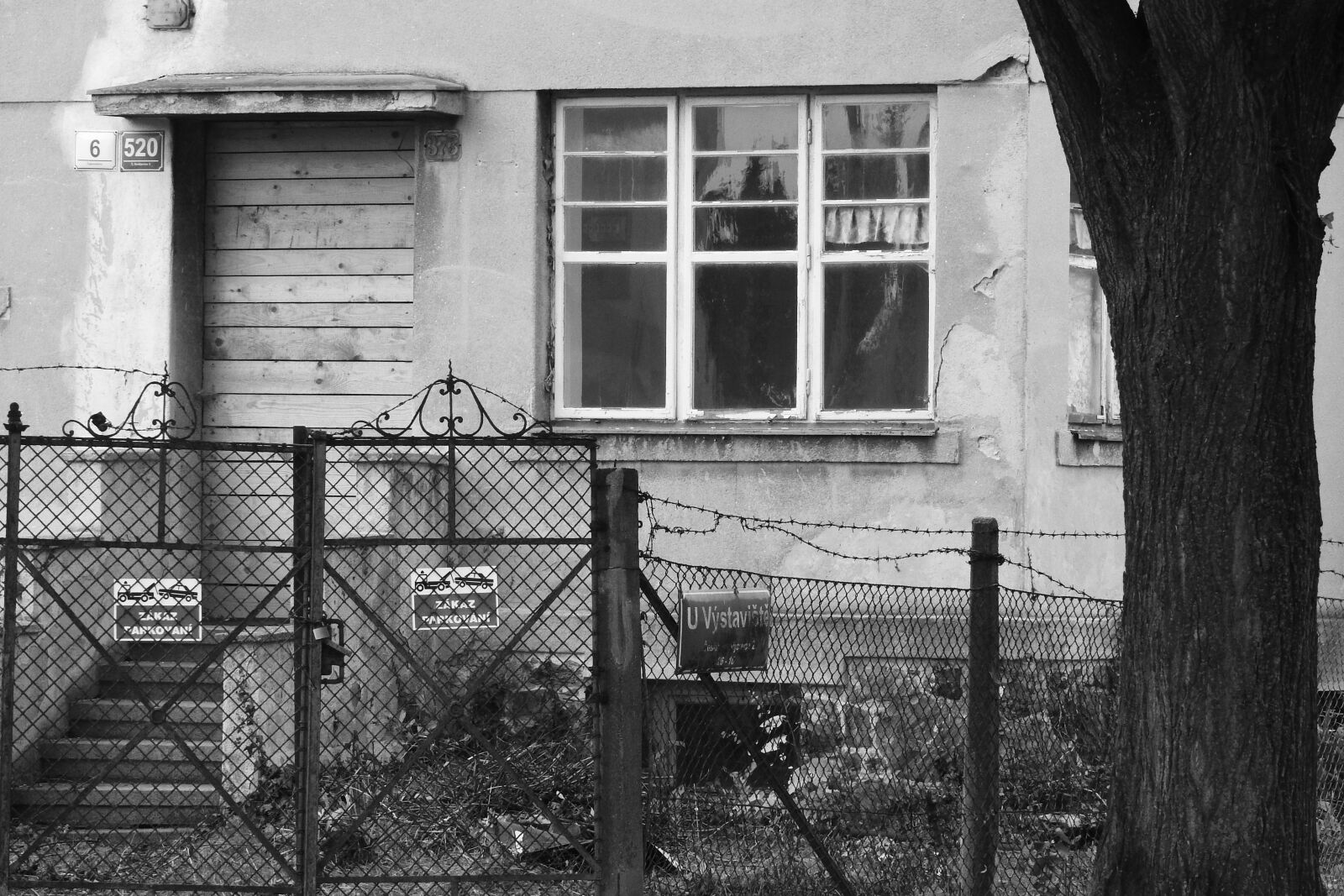 Nikon Coolpix P610 sample photo. Old house, dingy house photography