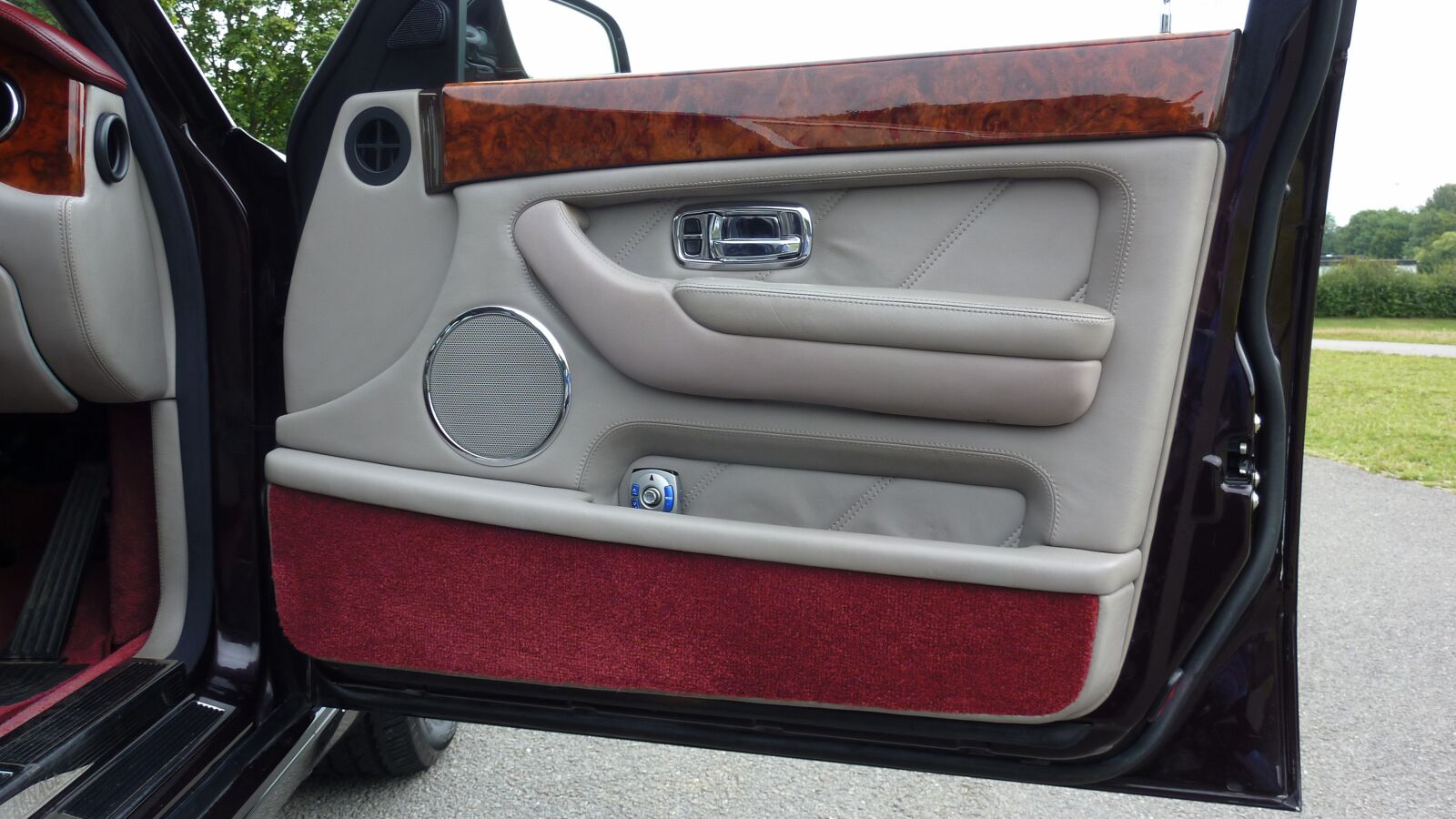 Panasonic DMC-TZ7 sample photo. Bentley, car, luxury photography