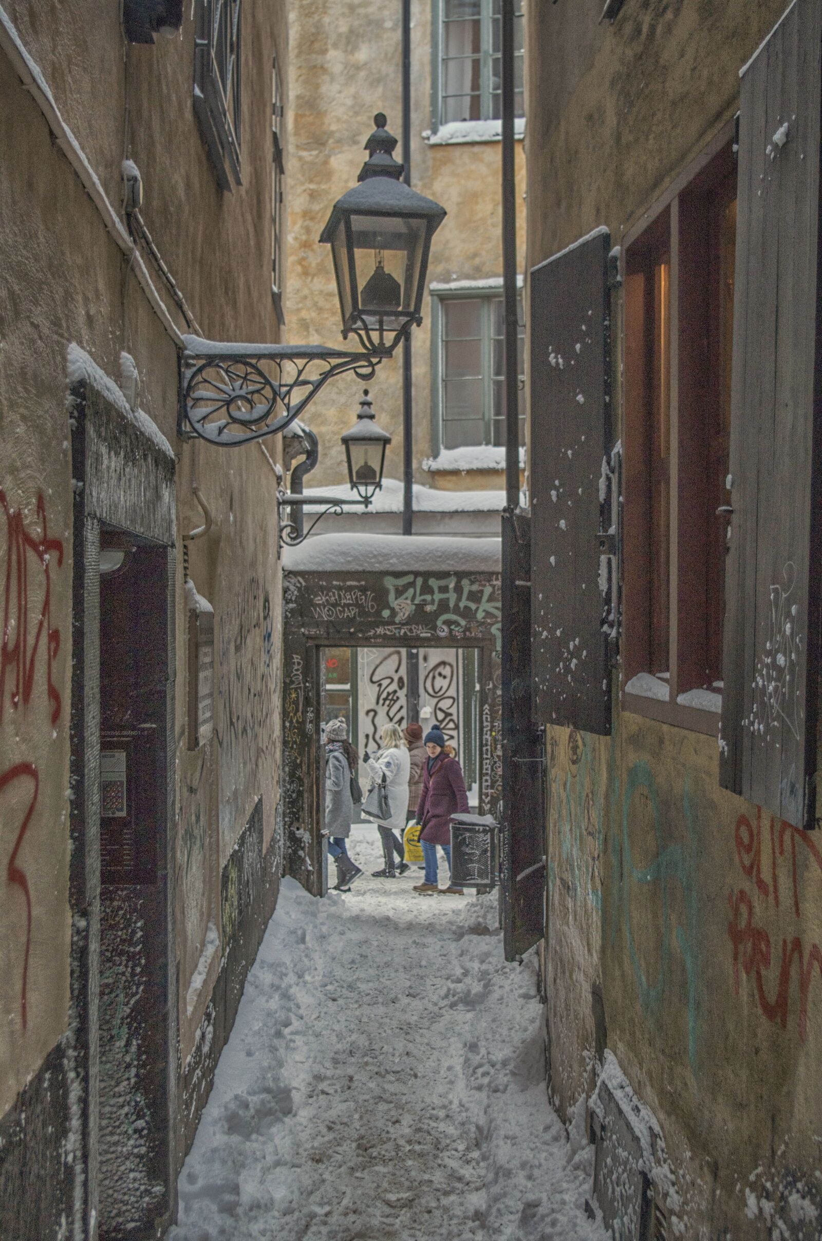 Pentax K-50 sample photo. Stockholm, alley, lamp photography