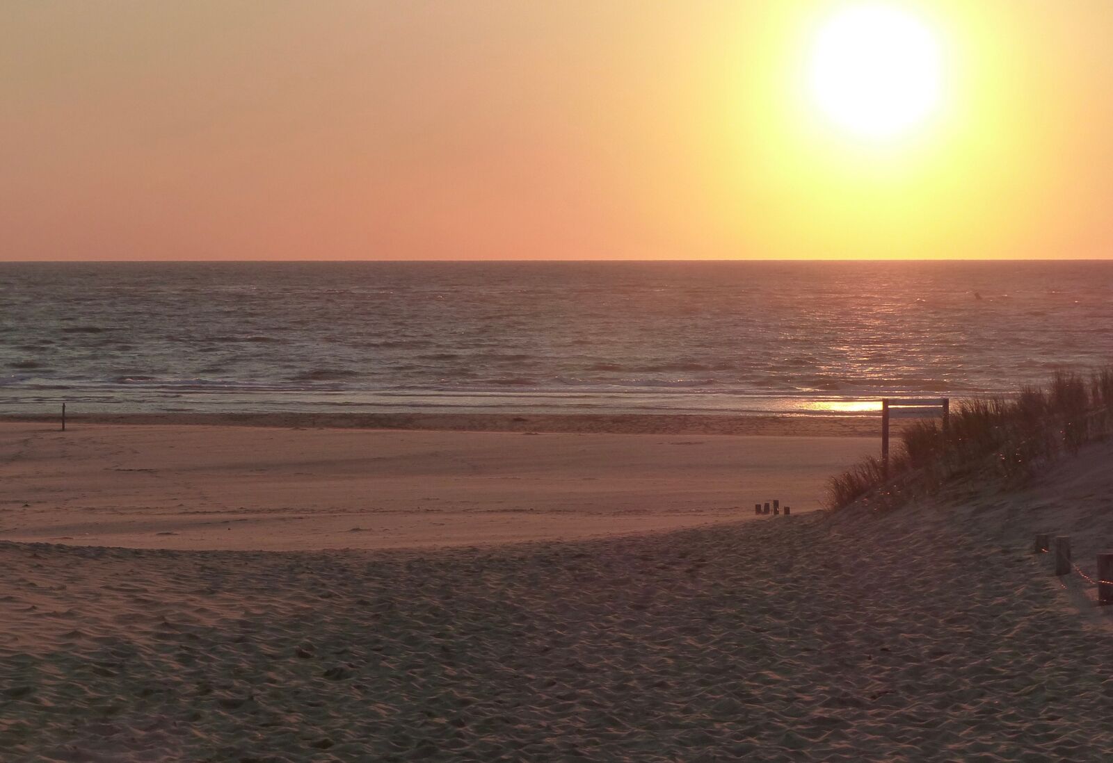Panasonic Lumix DMC-FZ200 sample photo. Sun, setting, beach photography