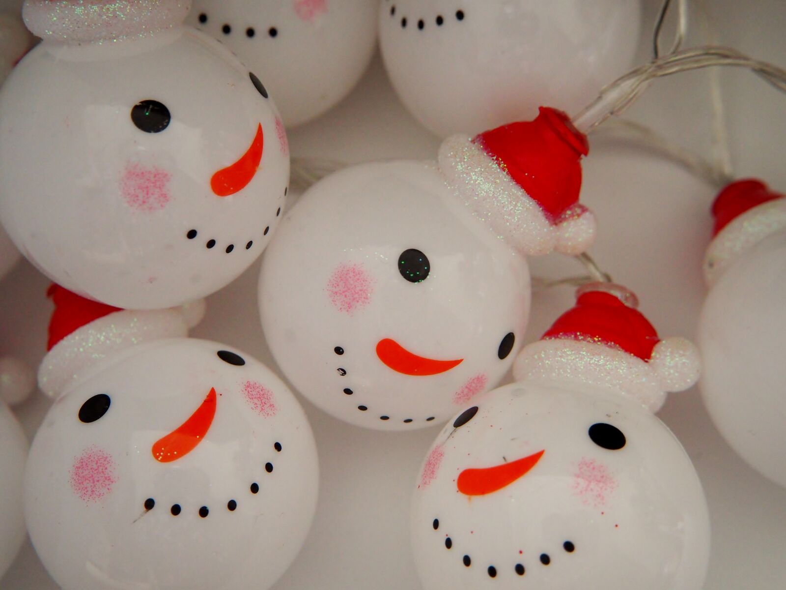 Olympus OM-D E-M10 sample photo. Lichterkette, christmas, snowmen photography