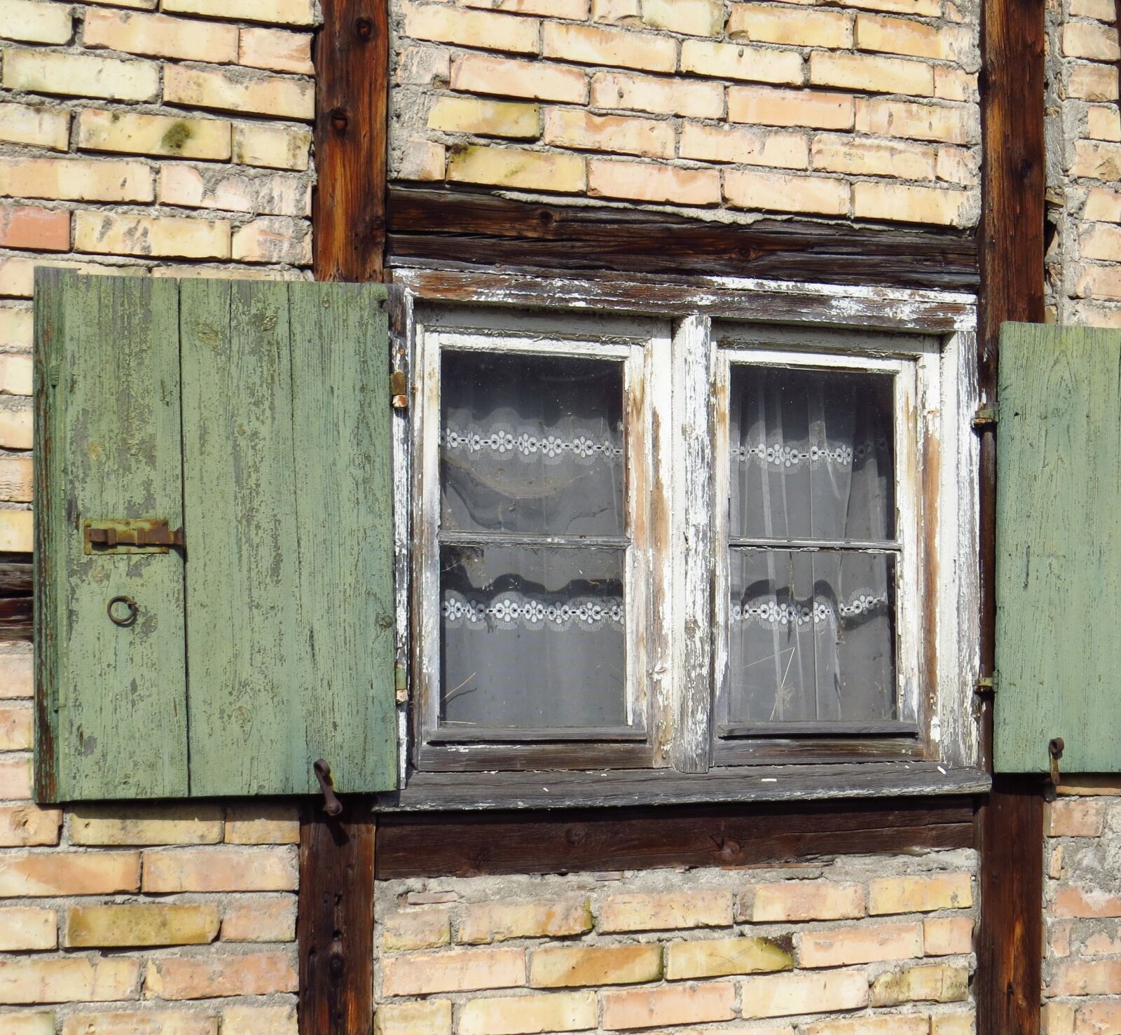 Canon PowerShot SX50 HS sample photo. Window, shutter, old photography