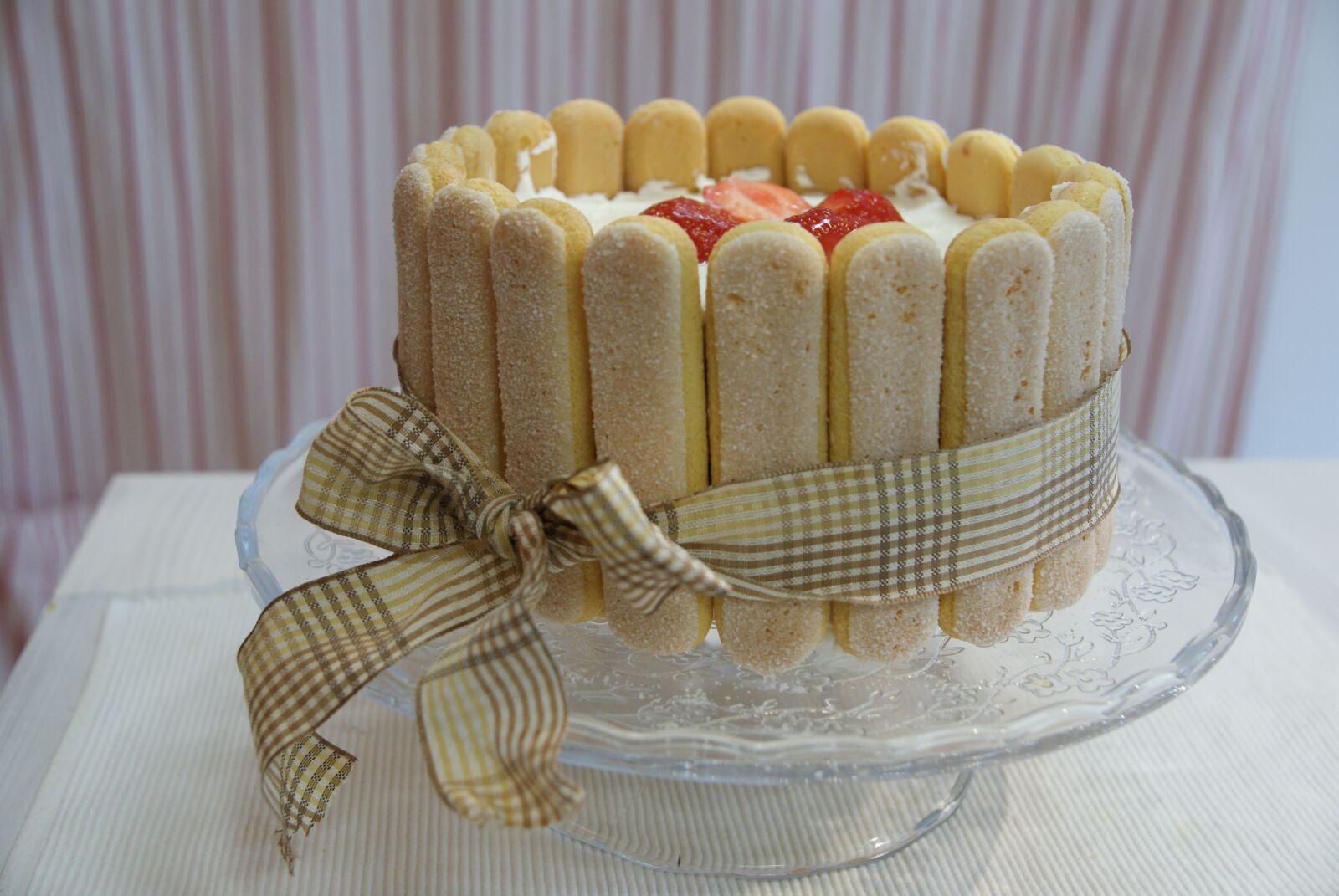 Sony Alpha DSLR-A300 sample photo. English, cake, ladyfingers photography