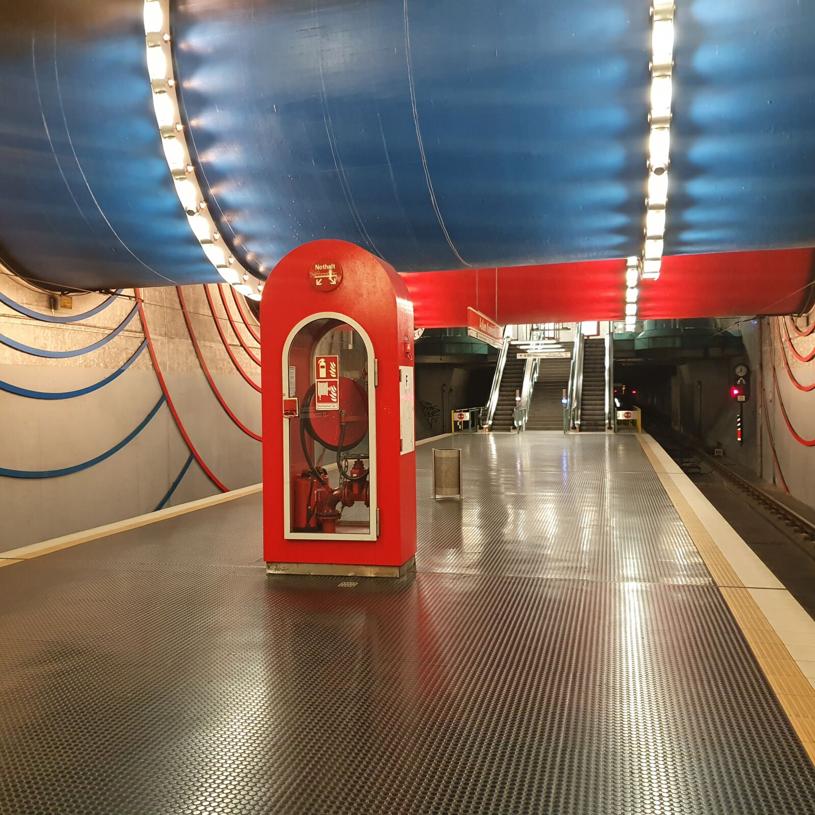 Samsung Galaxy S10 sample photo. Ubahn, subway, metro photography