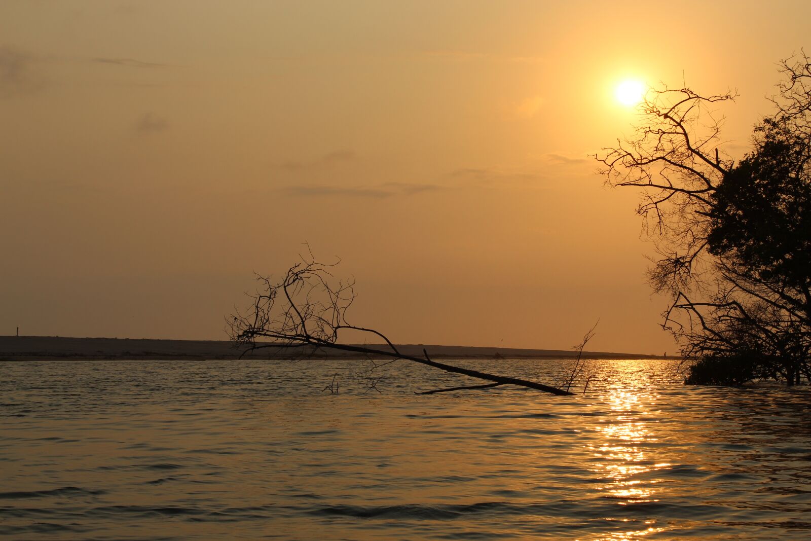 Canon EOS 1300D (EOS Rebel T6 / EOS Kiss X80) sample photo. Lake, beach, sunset photography