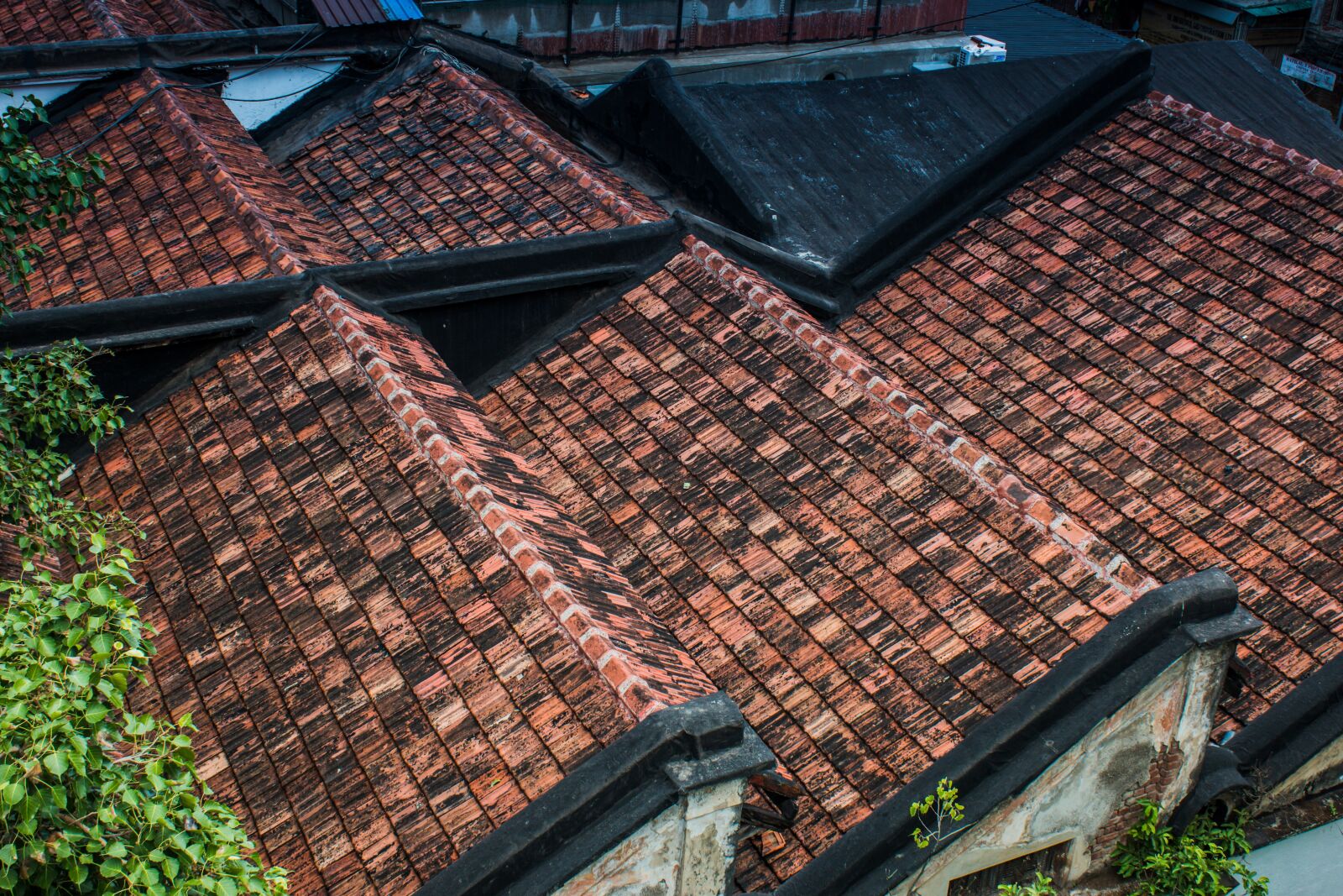 Canon EF-S 18-55mm F3.5-5.6 IS sample photo. Roof, tiles, symmetry photography