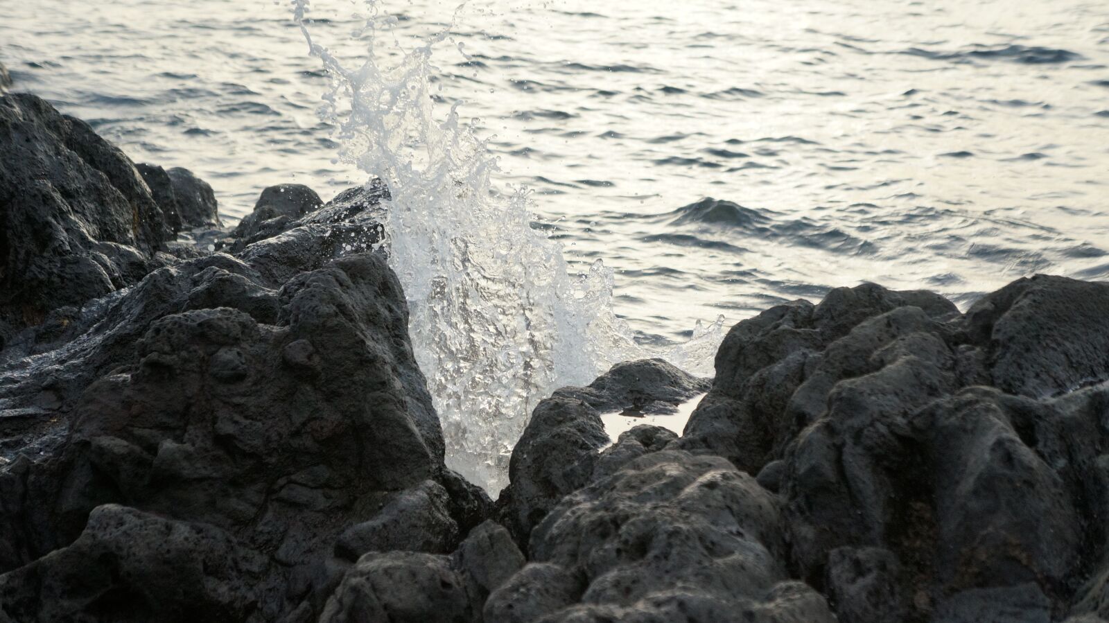 Sony Alpha NEX-5R + Sony E 18-55mm F3.5-5.6 OSS sample photo. Waves, sea, side photography