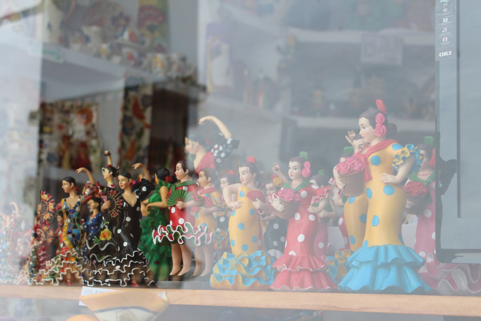 Canon EOS 600D (Rebel EOS T3i / EOS Kiss X5) sample photo. Shop, figurines, spain photography