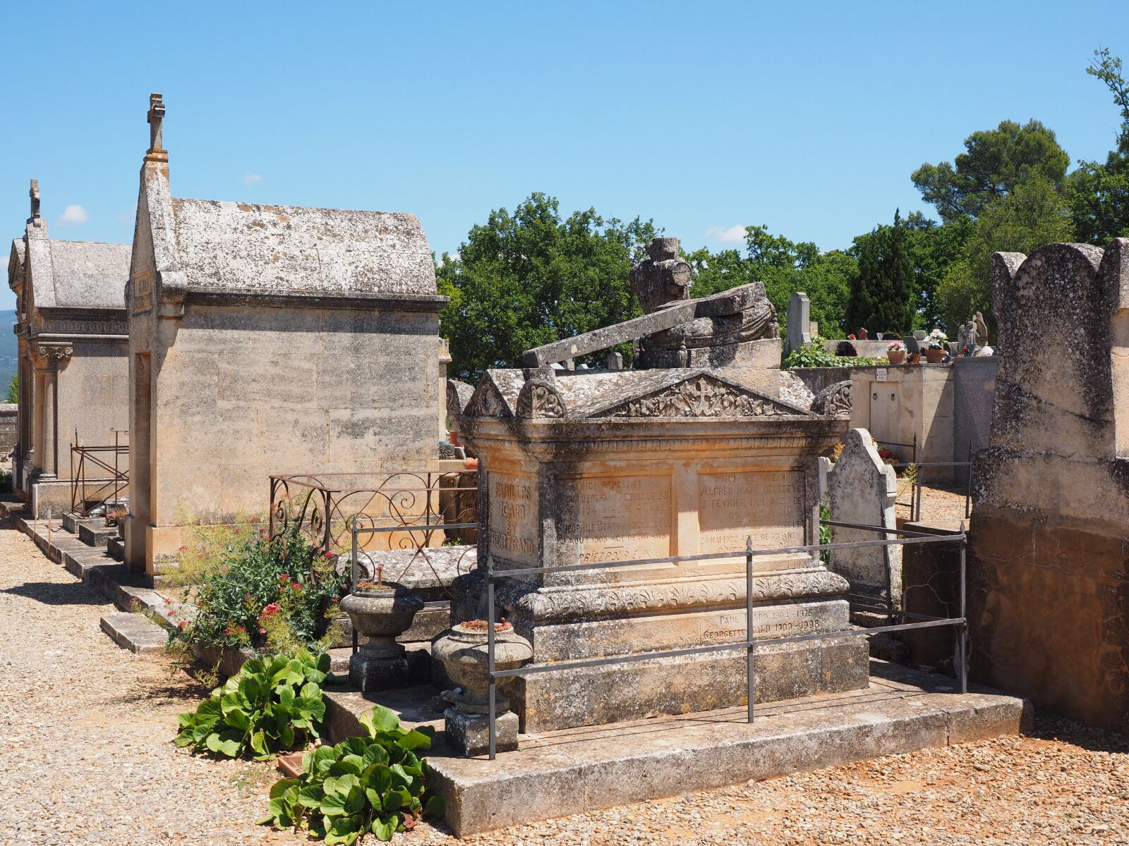 Olympus OM-D E-M1 + Olympus M.Zuiko Digital ED 12-40mm F2.8 Pro sample photo. Cemetery, graves, gravestone photography