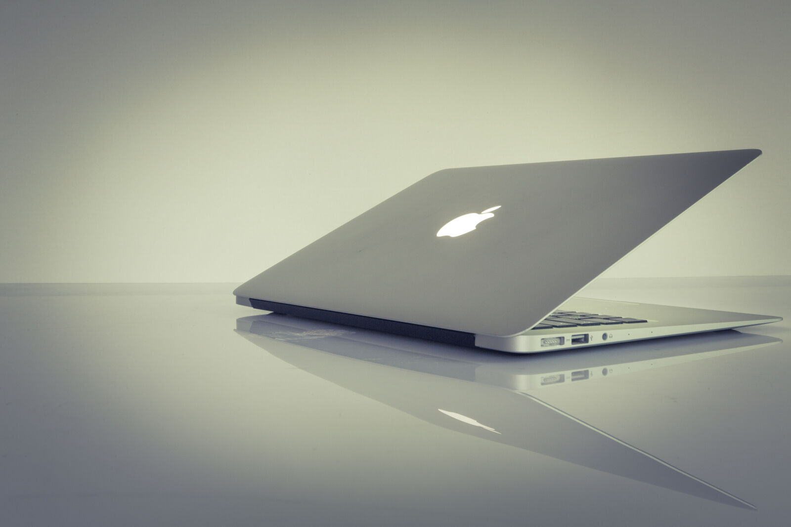Canon EF 24-70mm F2.8L II USM sample photo. Laptop, internet, macbook, technology photography
