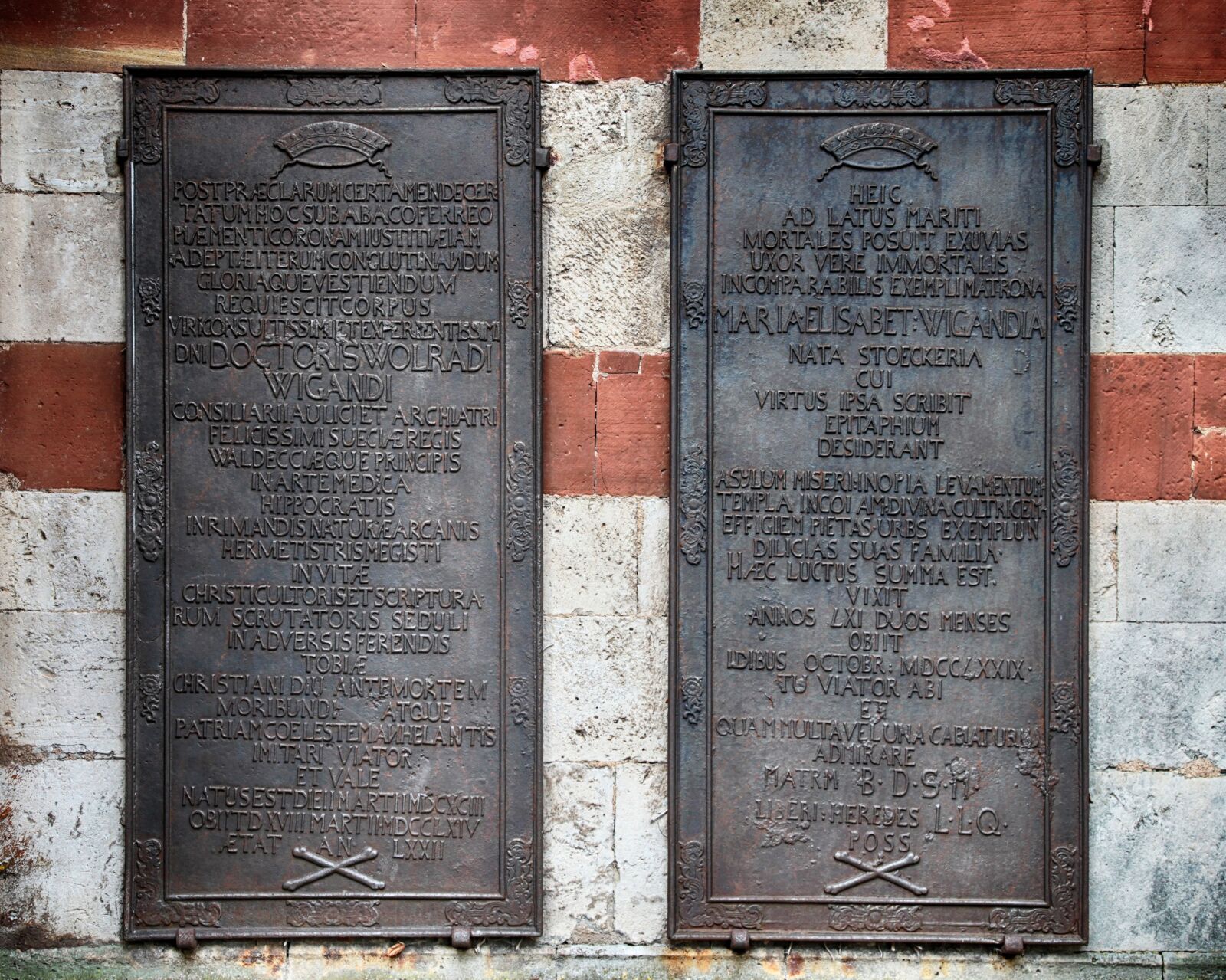 Canon EOS 5D Mark II sample photo. Memorial plaque, old, cast photography