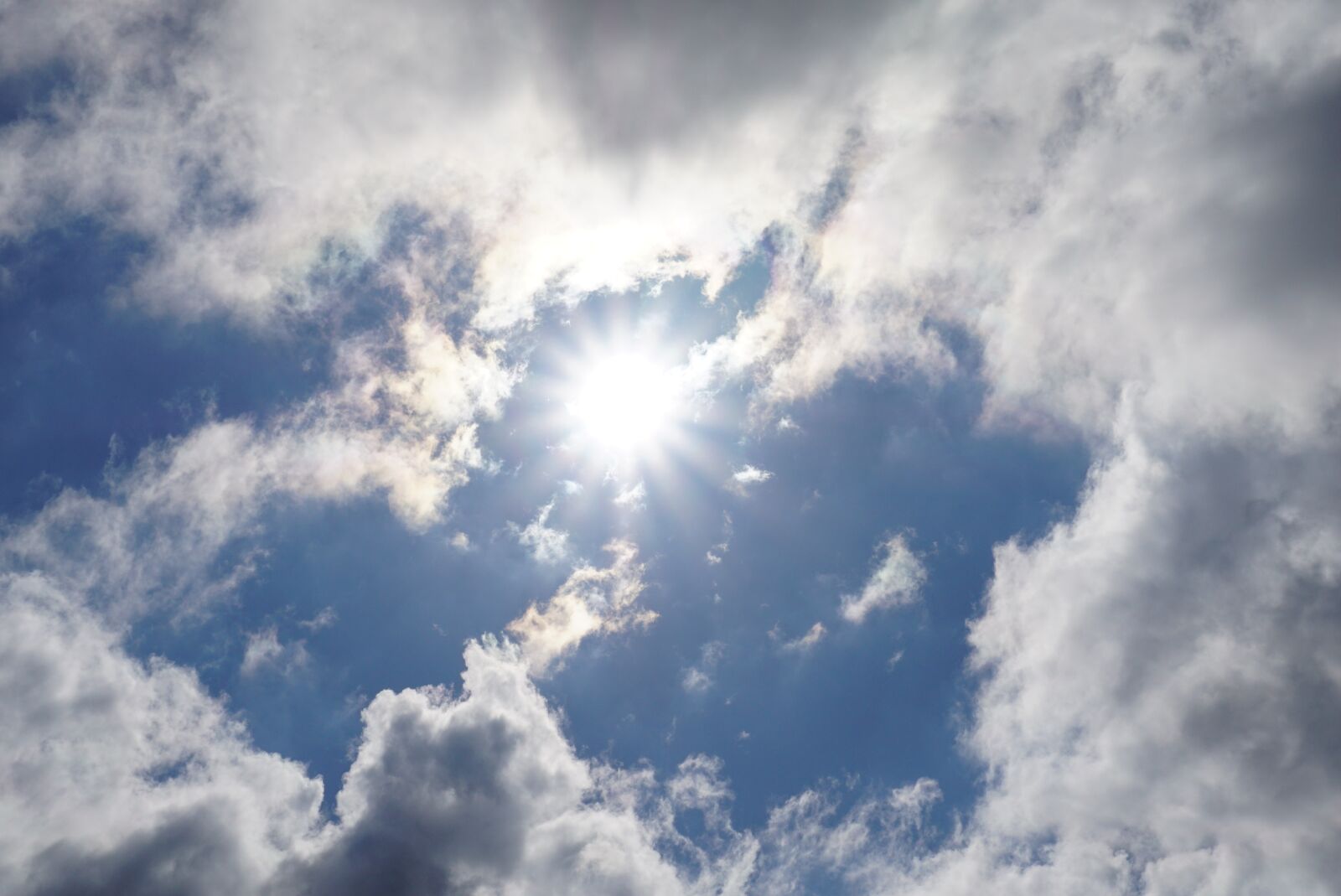 Светилось небо. Картинки солнечное небо длинные. Sun rays clouds. Фото неба лучи солнца из под облаков. Как выглядят облака на которые падает Солнечный свет.