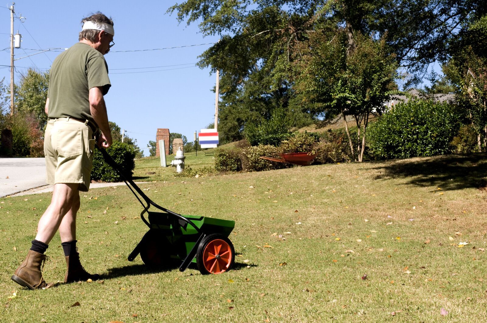 Nikon D300 sample photo. Man, dispensing, fertilizer, granules photography