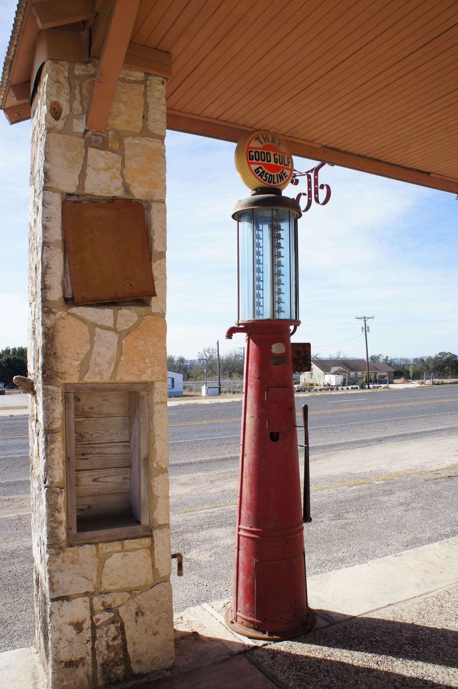 Sony Alpha NEX-C3 + Sony E 18-55mm F3.5-5.6 OSS sample photo. Architecture, travel, gas pump photography