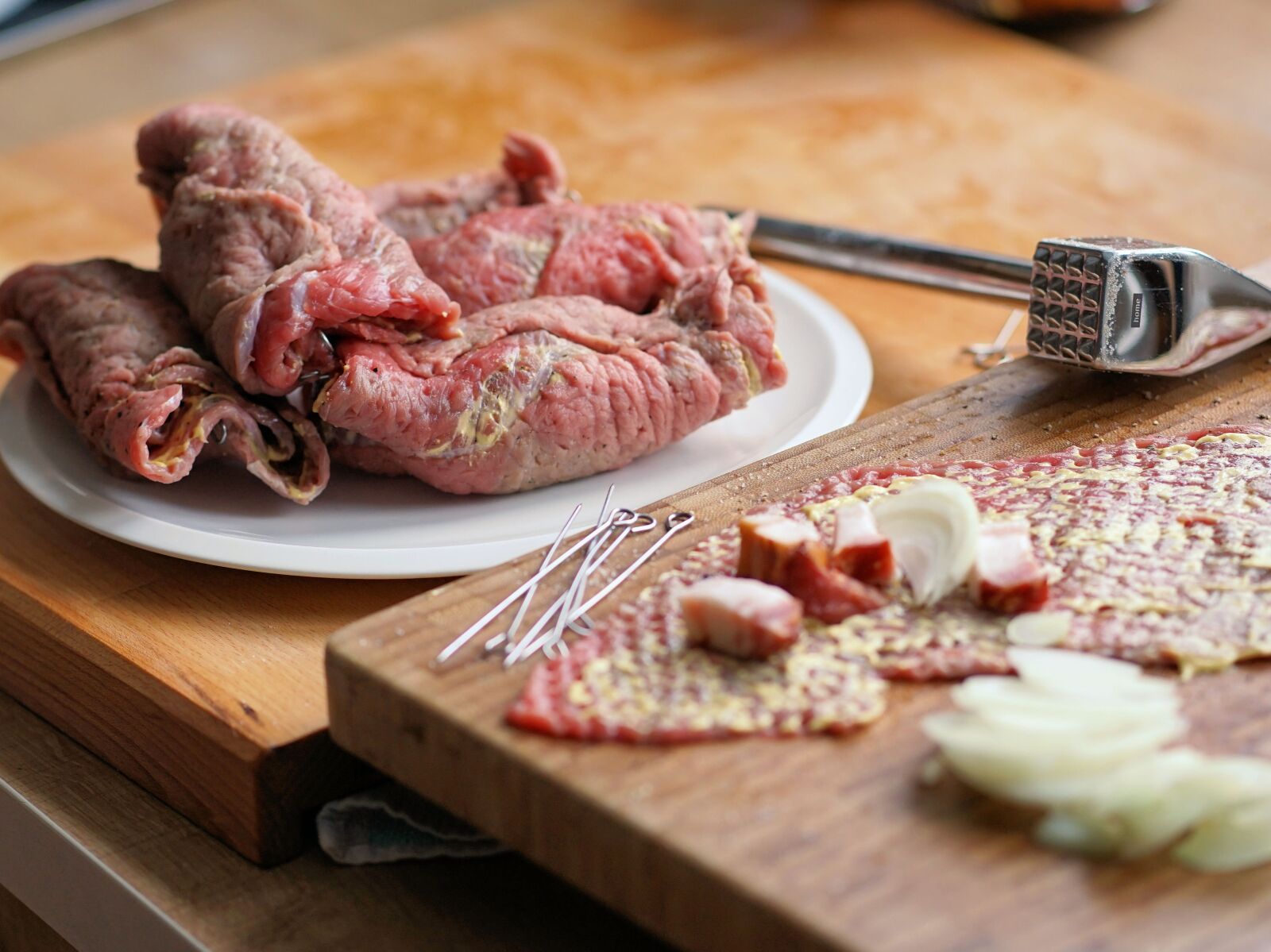 Sony a7 II + Sony FE 85mm F1.8 sample photo. Roulades, beef, meat photography