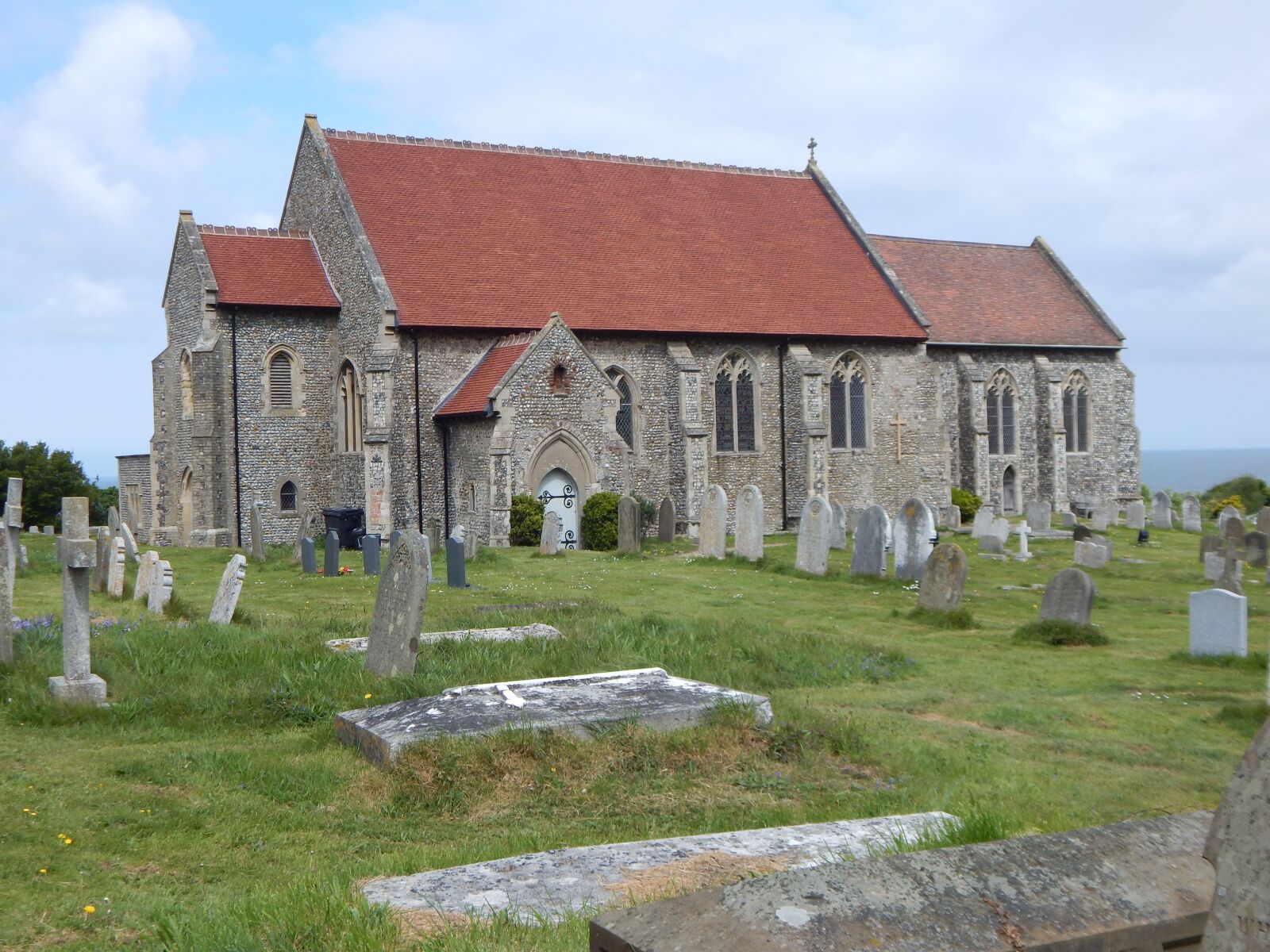 Nikon Coolpix L830 sample photo. Church, building, gravestones photography
