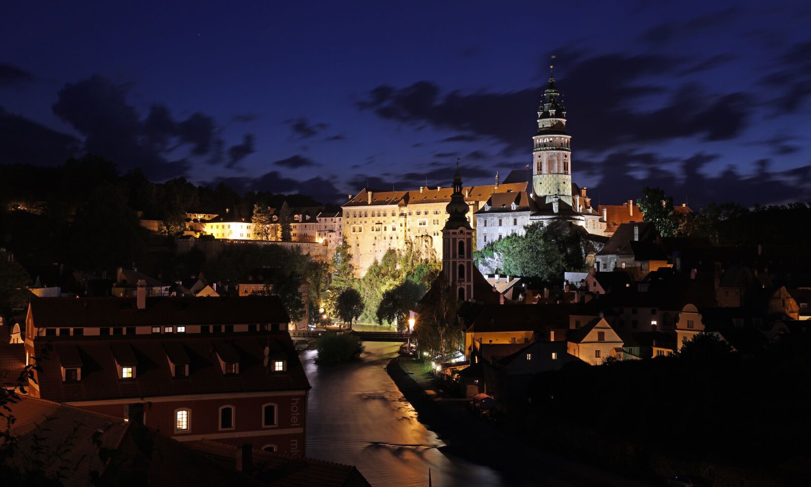 Canon EOS 5DS R + Canon EF 24-70mm F4L IS USM sample photo. Czech krumlov, night, castle photography