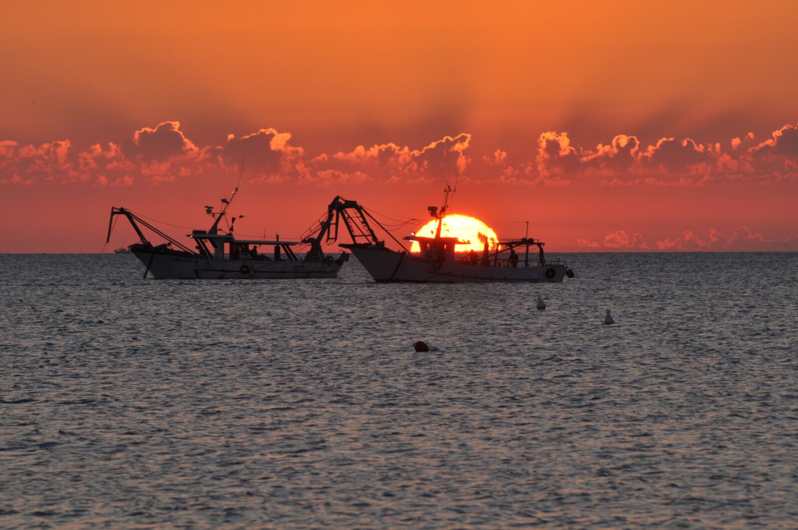 Nikon D90 sample photo. Dawn, fishing vessels, sea photography