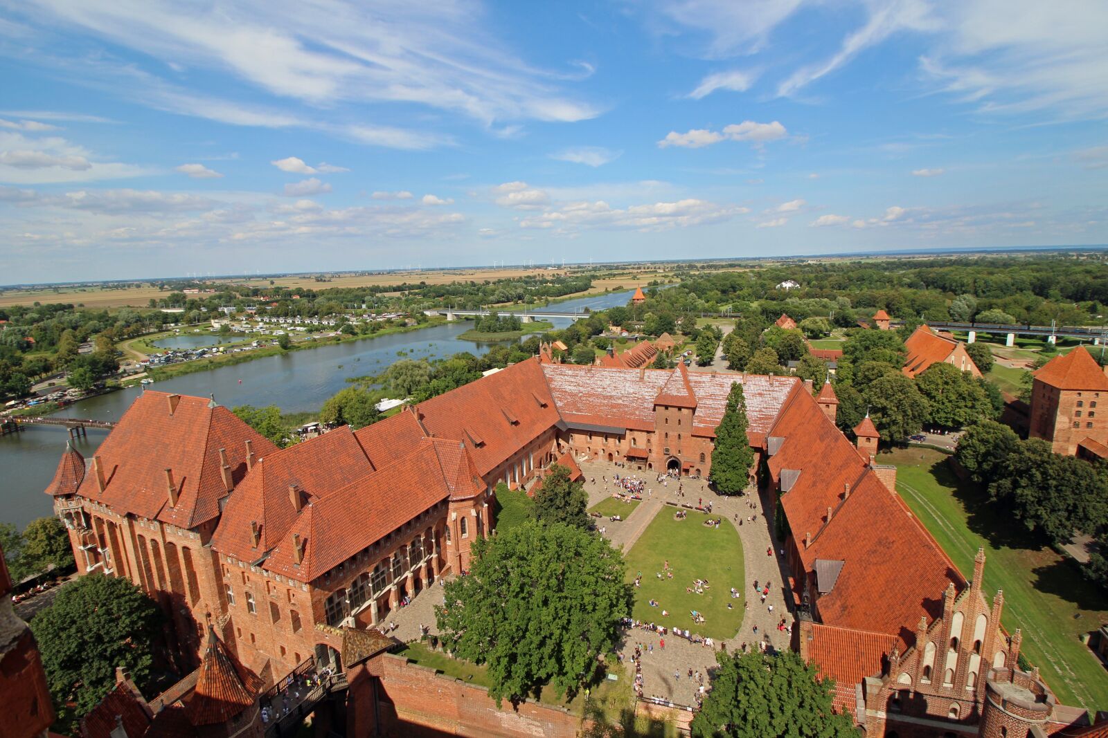 Canon EOS 700D (EOS Rebel T5i / EOS Kiss X7i) + Canon EF-S 10-18mm F4.5–5.6 IS STM sample photo. Malbork, river, tower photography