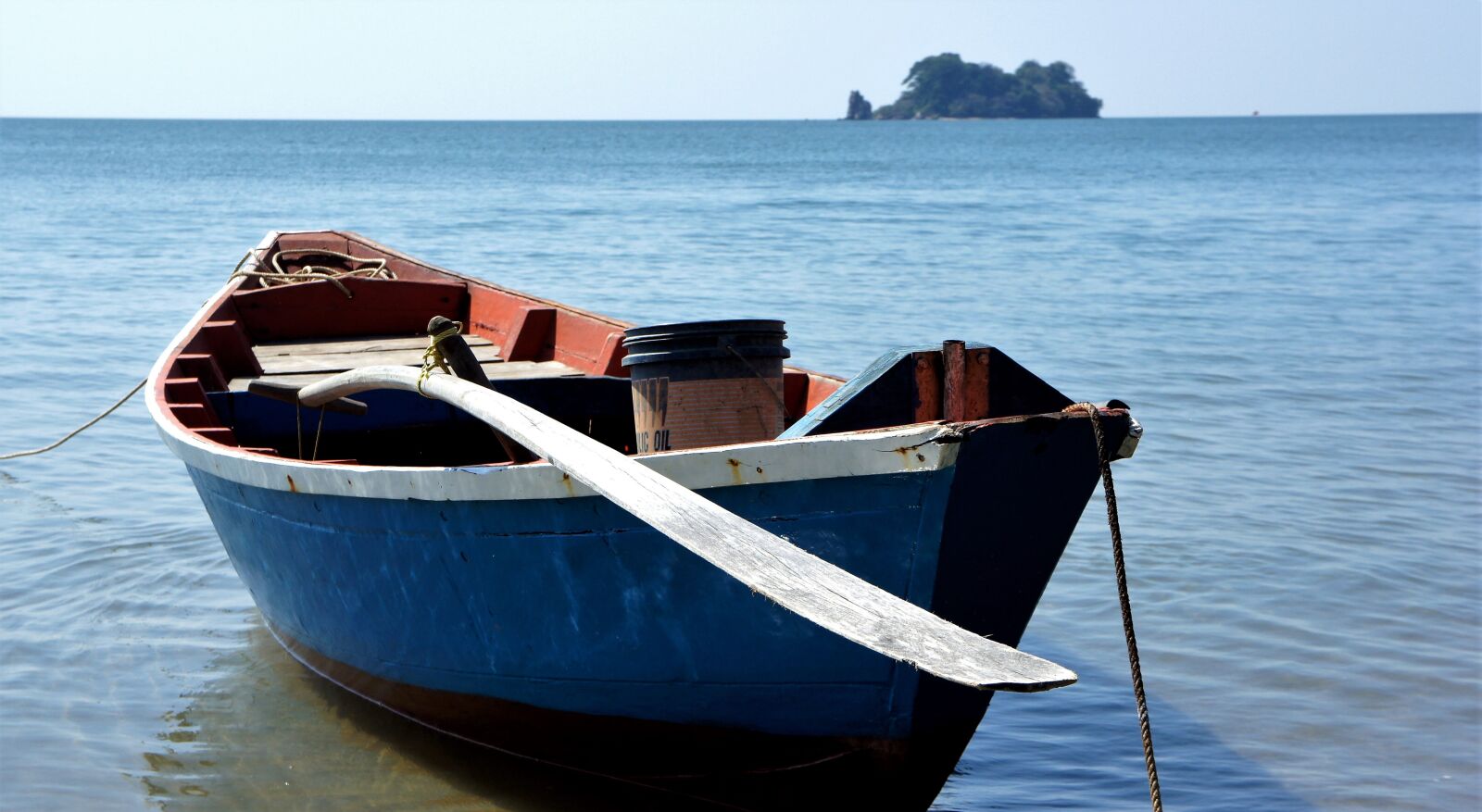 Sony Alpha NEX-3 + Sony E 18-55mm F3.5-5.6 OSS sample photo. Boat, fishing, sea photography