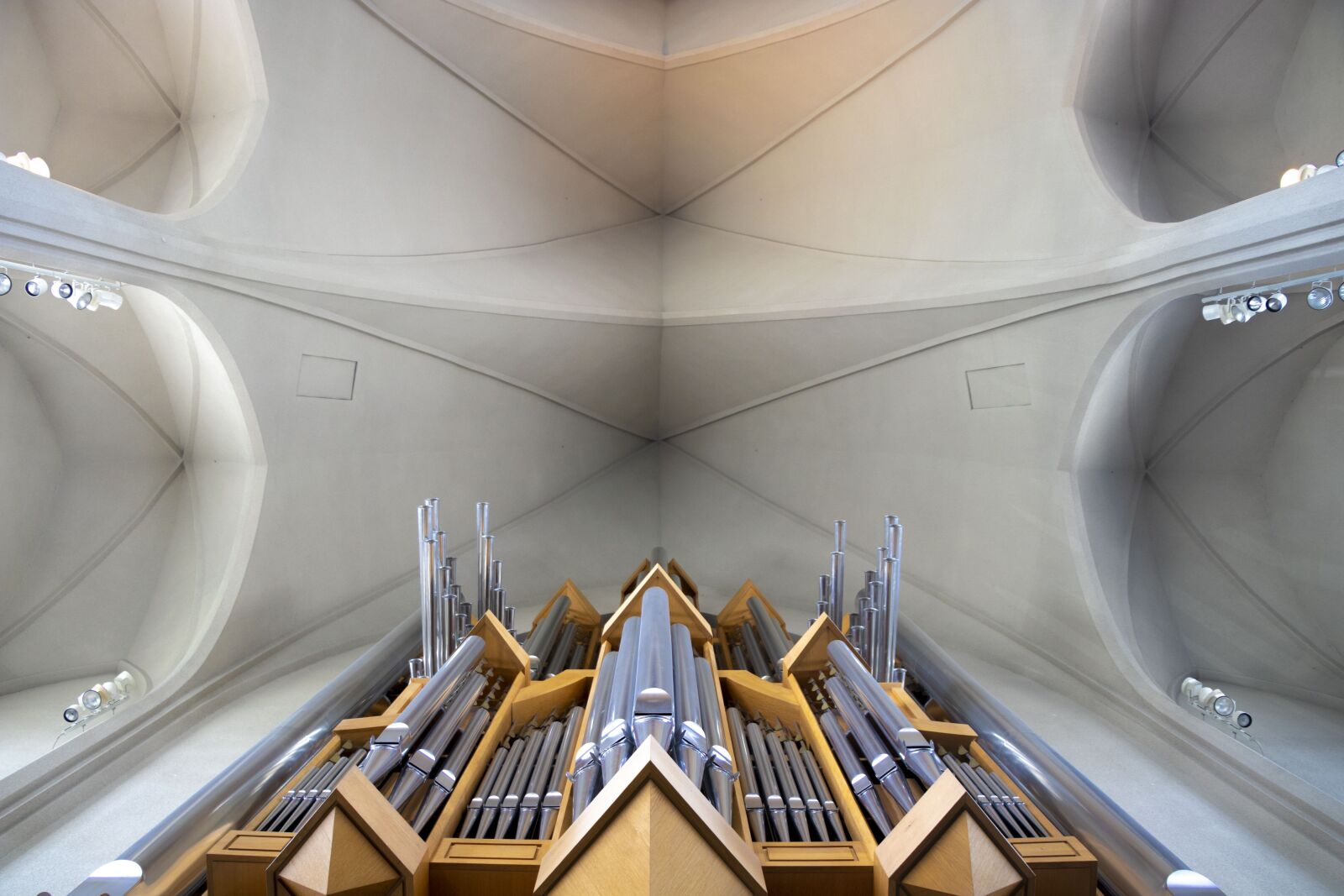 Canon EF-S 18-135mm F3.5-5.6 IS USM sample photo. Church, organ, music photography