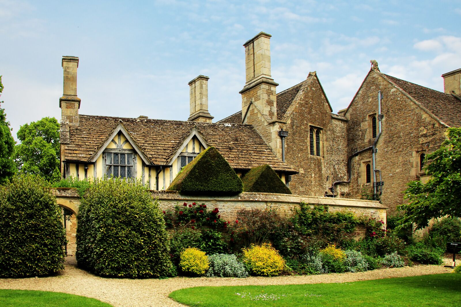 Canon EOS 1300D (EOS Rebel T6 / EOS Kiss X80) sample photo. Facade, great chalfield, manor photography