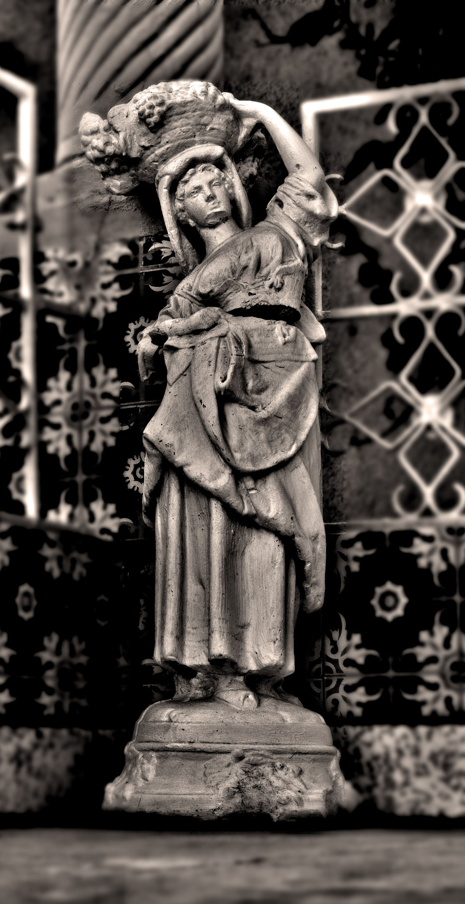 Canon EOS 600D (Rebel EOS T3i / EOS Kiss X5) sample photo. Ceramic, monochrome, statue photography