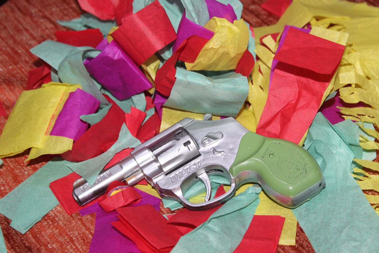 Canon EOS 1300D (EOS Rebel T6 / EOS Kiss X80) sample photo. Toy gun, color paper photography