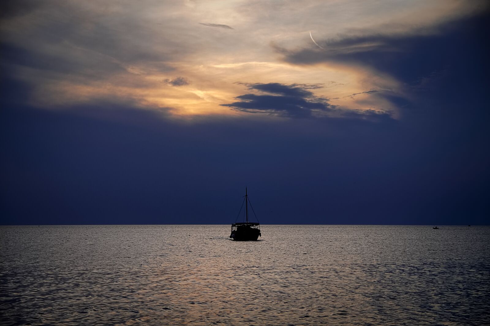 17-50mm F2.8 sample photo. Sunset, ship, sea photography