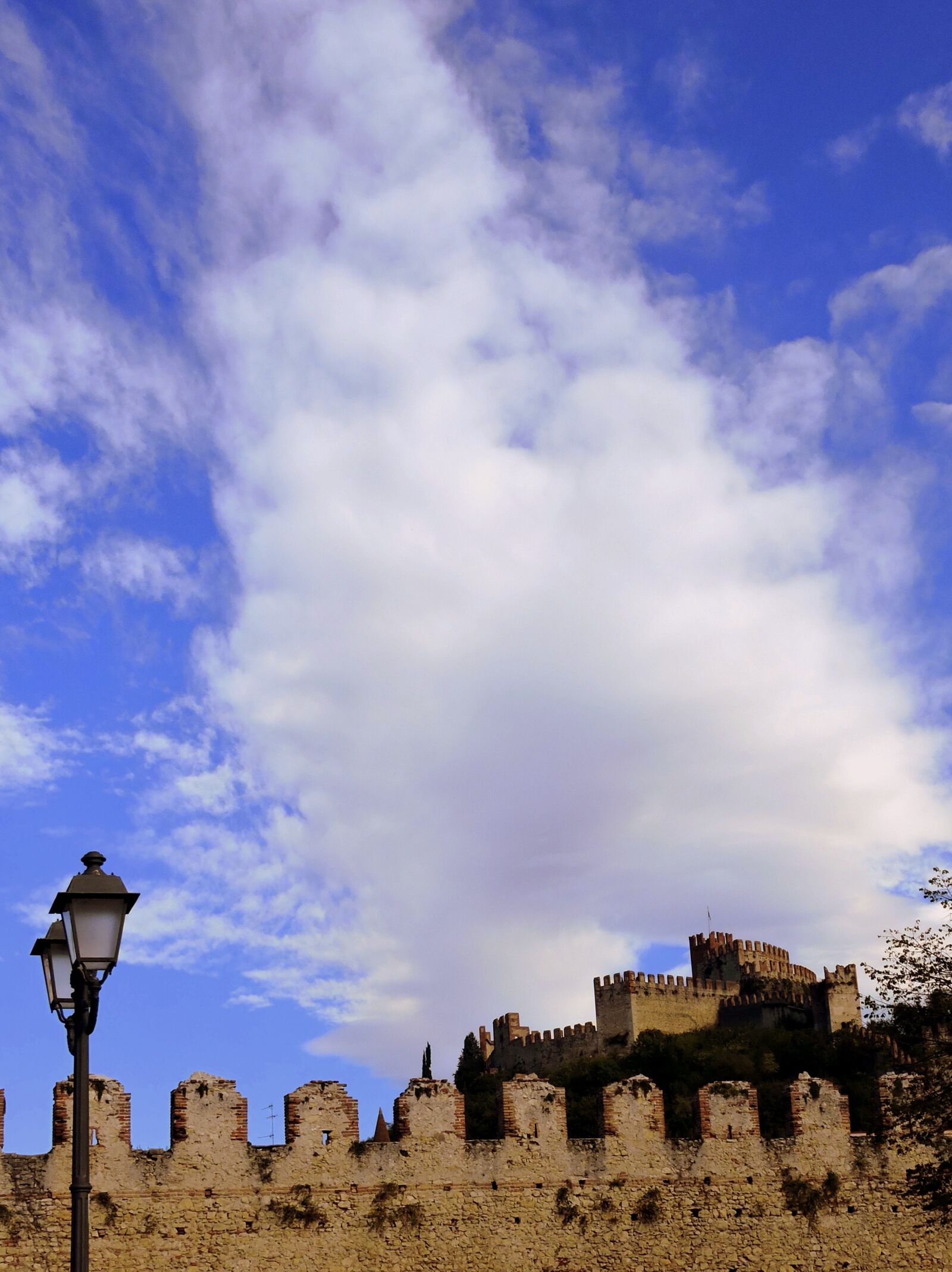 Nikon Coolpix P600 sample photo. Castle, wall, cloud photography