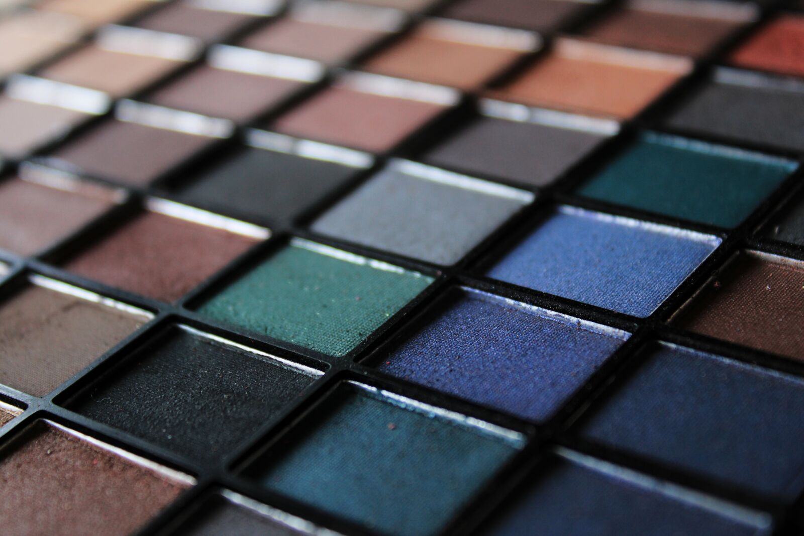 Canon EOS 2000D (EOS Rebel T7 / EOS Kiss X90 / EOS 1500D) sample photo. Eye shadow, cosmetics, color photography