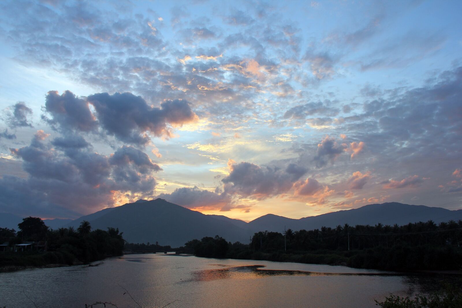 Canon EOS 550D (EOS Rebel T2i / EOS Kiss X4) sample photo. Clouds, sunset, sea photography