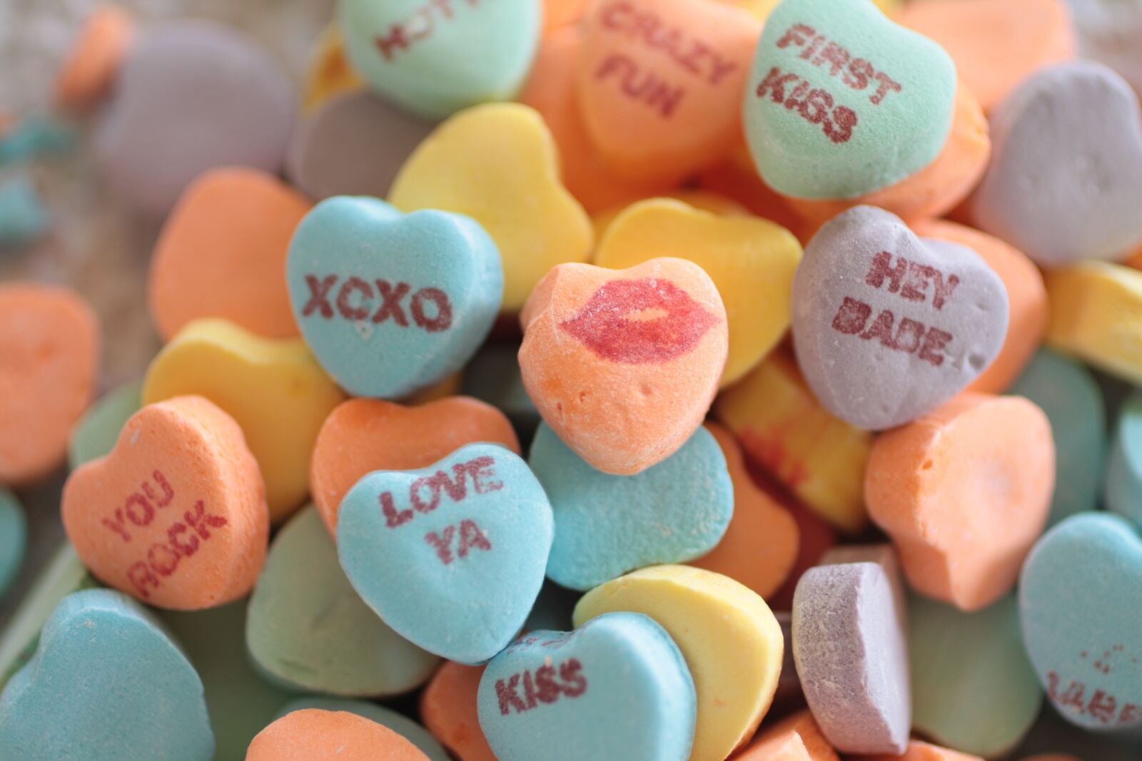 Canon EOS 450D (EOS Rebel XSi / EOS Kiss X2) sample photo. Candy, hearts, conversation photography