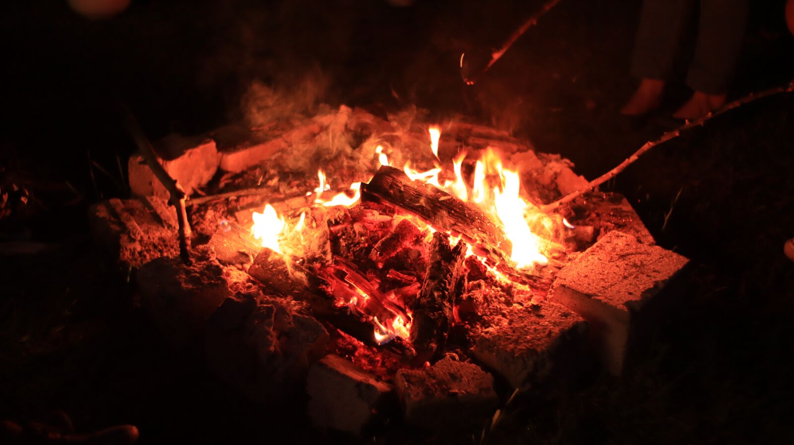 Canon EOS M50 (EOS Kiss M) sample photo. Fire, embers, heat photography