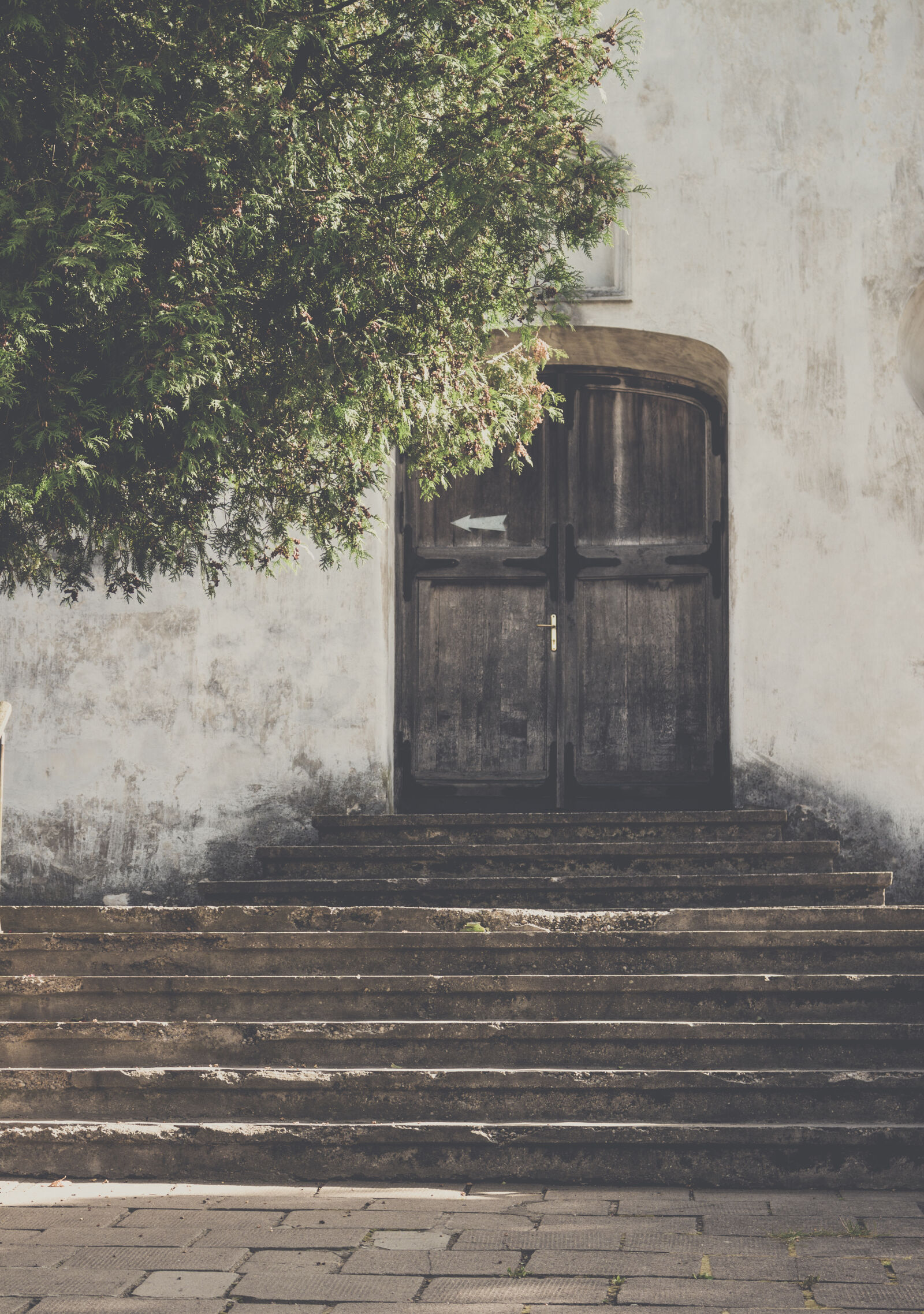 Canon EOS 700D (EOS Rebel T5i / EOS Kiss X7i) sample photo. Bungalow, cobblestones, door, doorway photography