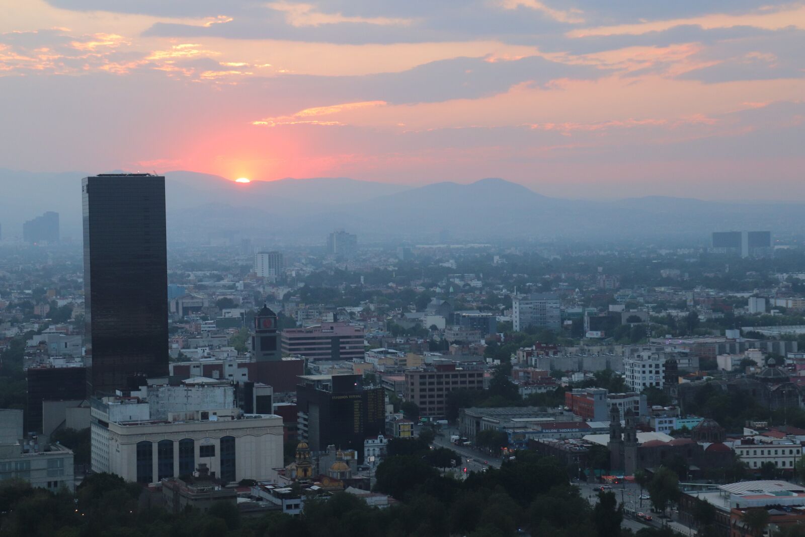Canon EOS 200D (EOS Rebel SL2 / EOS Kiss X9) sample photo. Sunset, buildings, bet sun photography