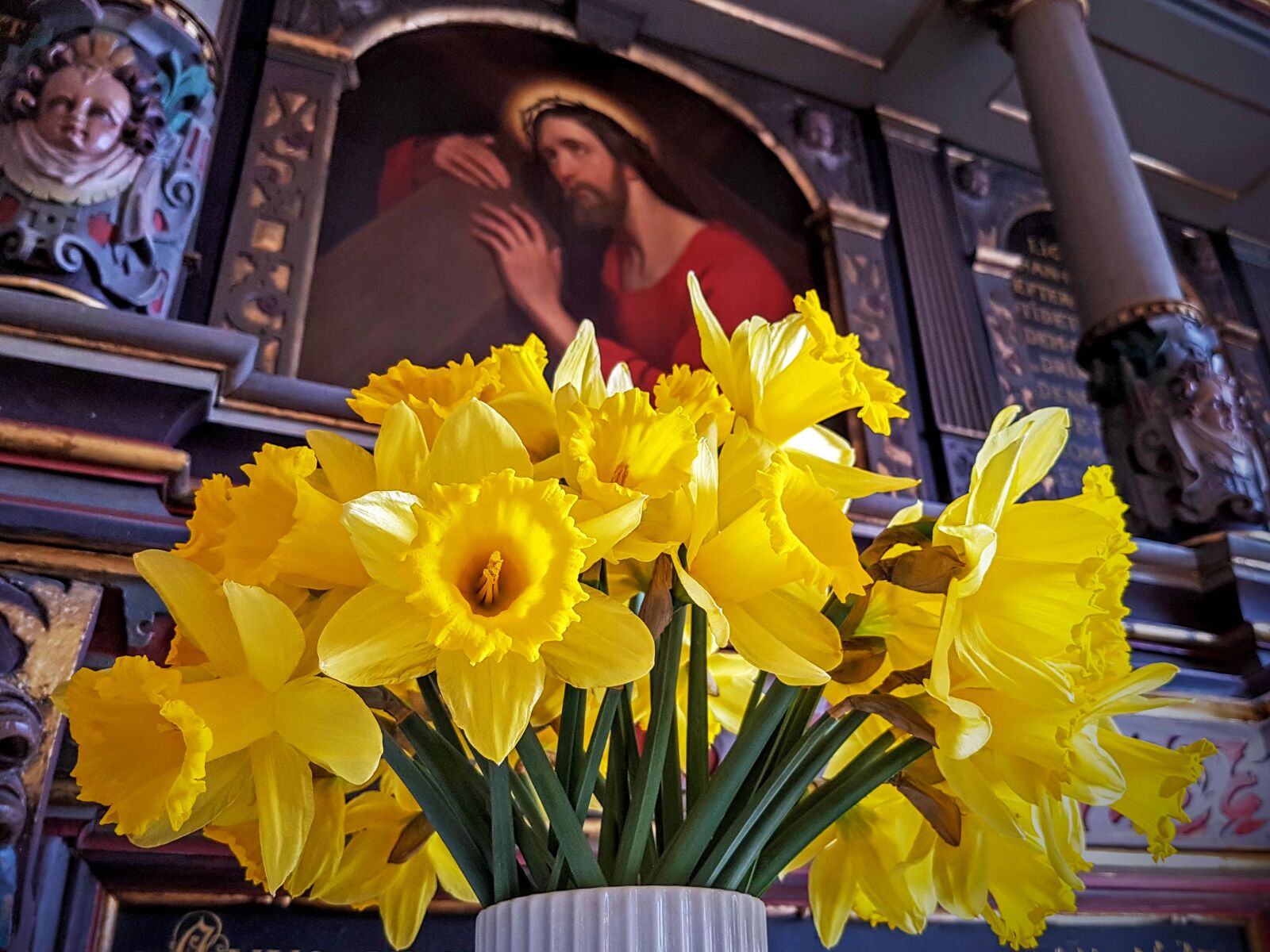 Samsung Galaxy S7 sample photo. Easter, daffodil, altar photography