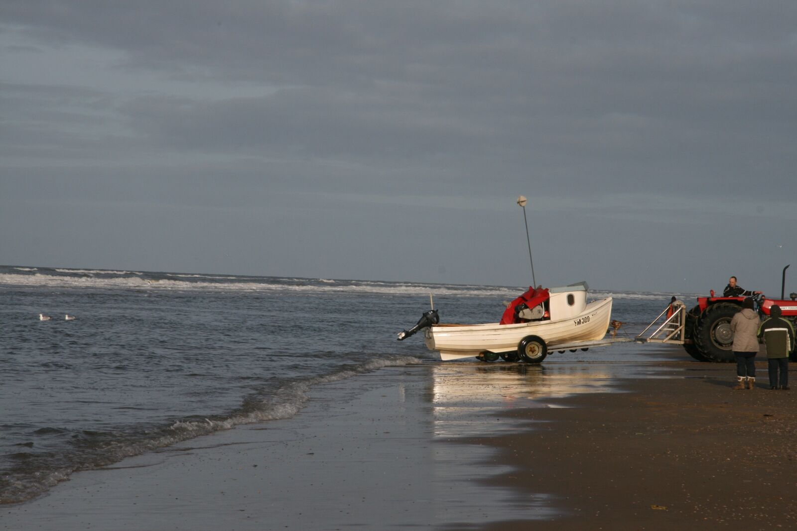 Canon EOS 400D (EOS Digital Rebel XTi / EOS Kiss Digital X) sample photo. Egmond, small fishersboat, at photography