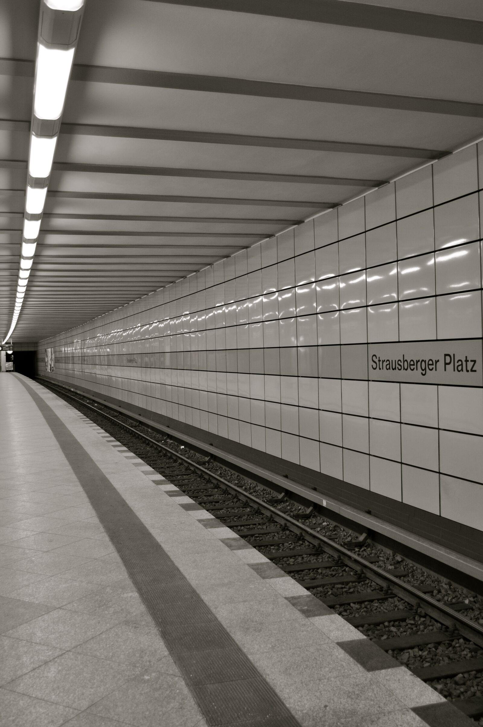Nikon D90 sample photo. Metro, tunnel, platform photography
