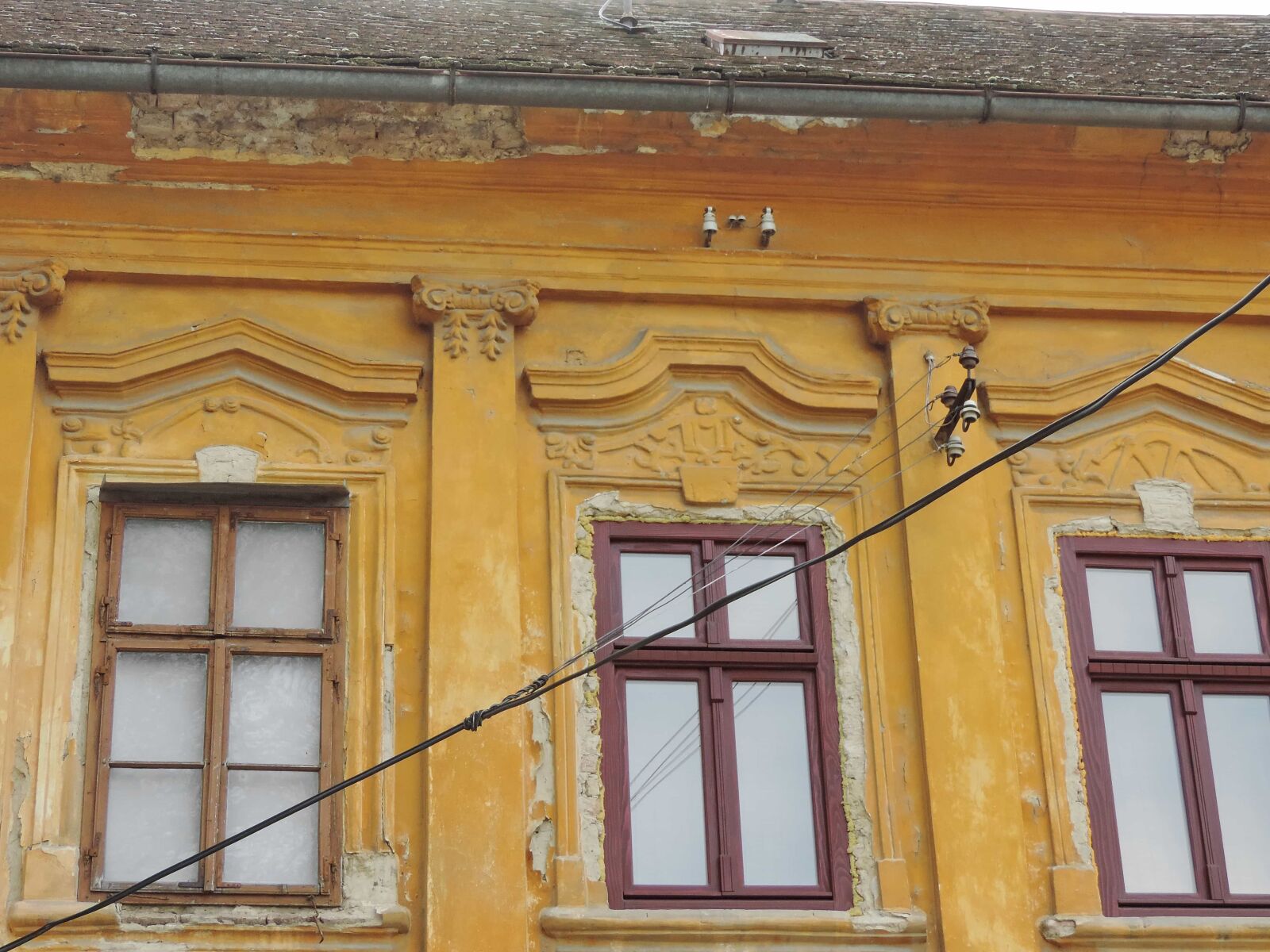 Nikon Coolpix P520 sample photo. Abandoned, electricity, windows, wires photography
