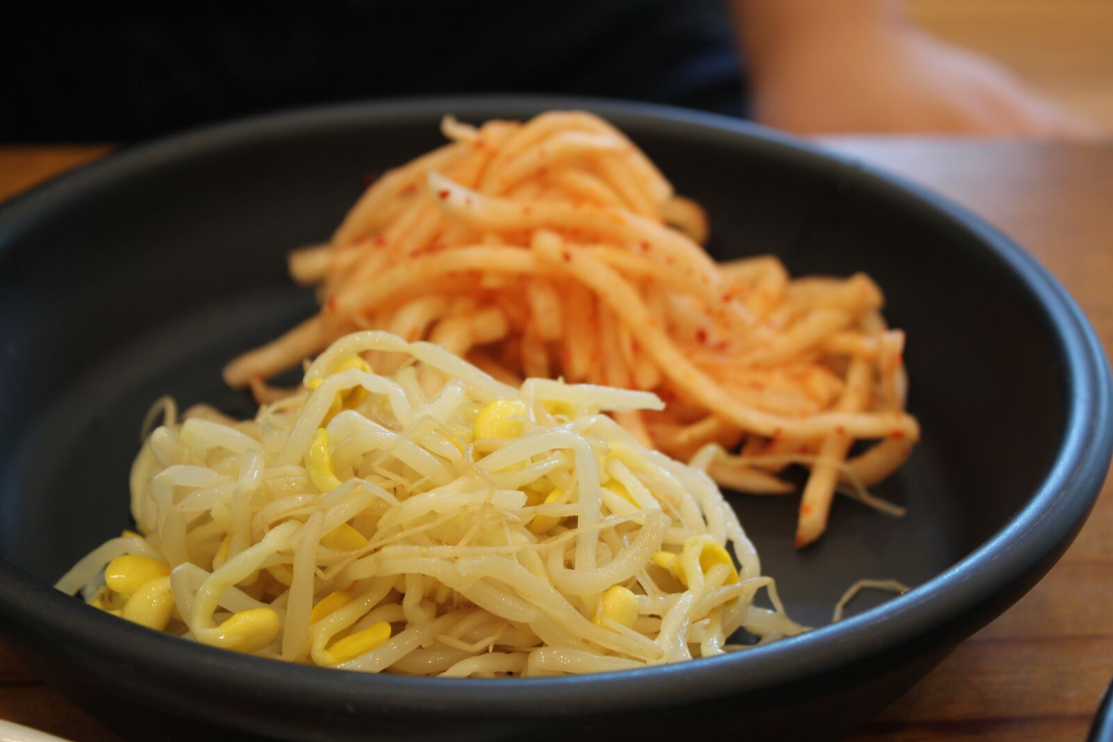 Canon EOS 550D (EOS Rebel T2i / EOS Kiss X4) sample photo. Side dish, radish, sprouts photography