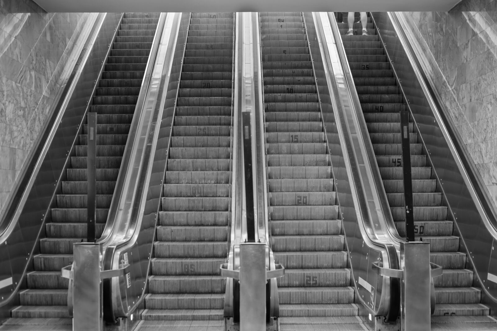 Fujifilm X-T1 + Fujifilm XF 35mm F1.4 R sample photo. Escalator, metro, city photography
