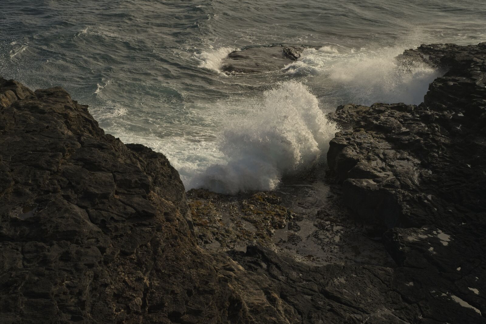 Sony FE 24-105mm F4 G OSS sample photo. Surf, ocean, cliff photography